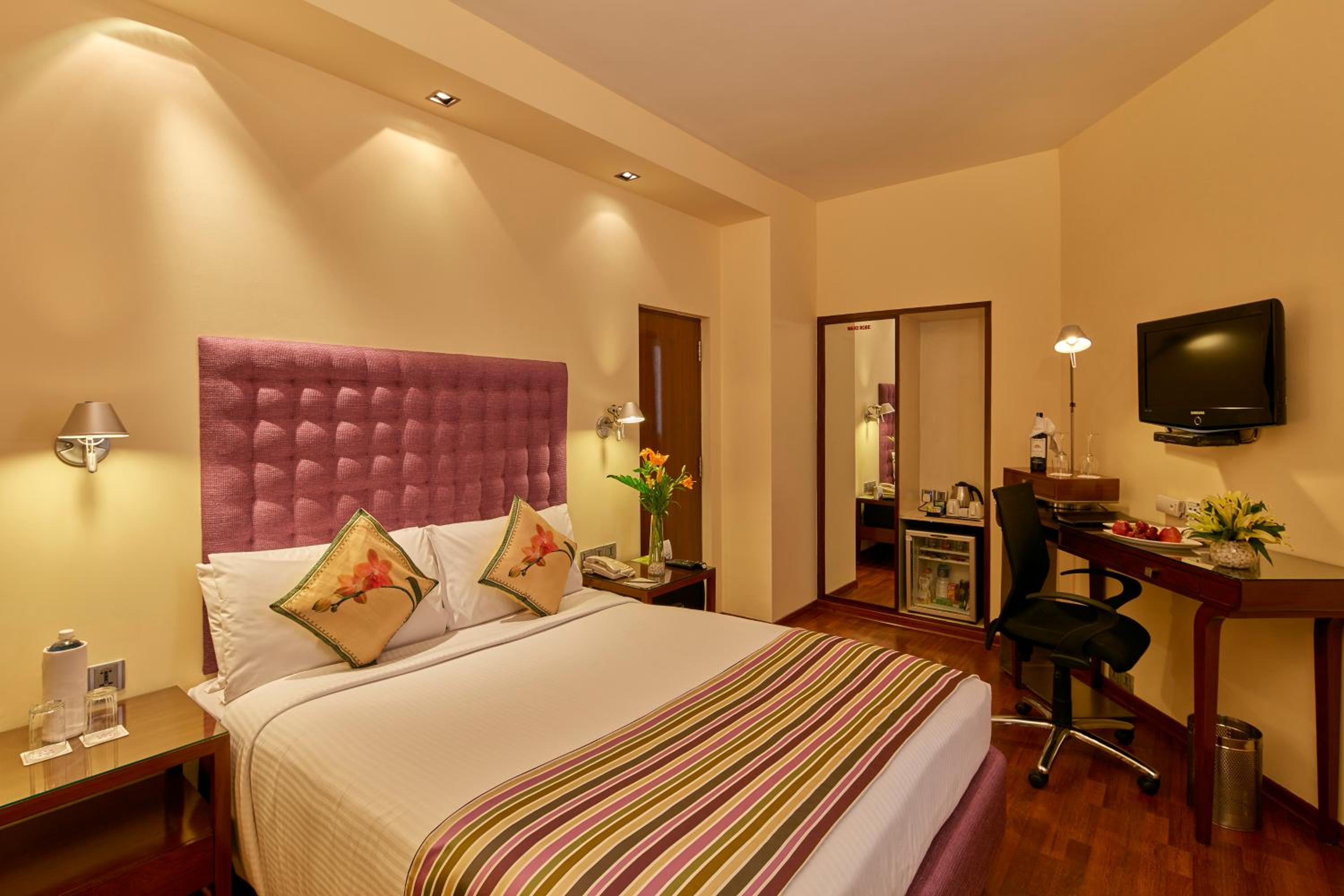 Standard Room with Bathtub & 10% Discount on Food & Beverages - Photo 1