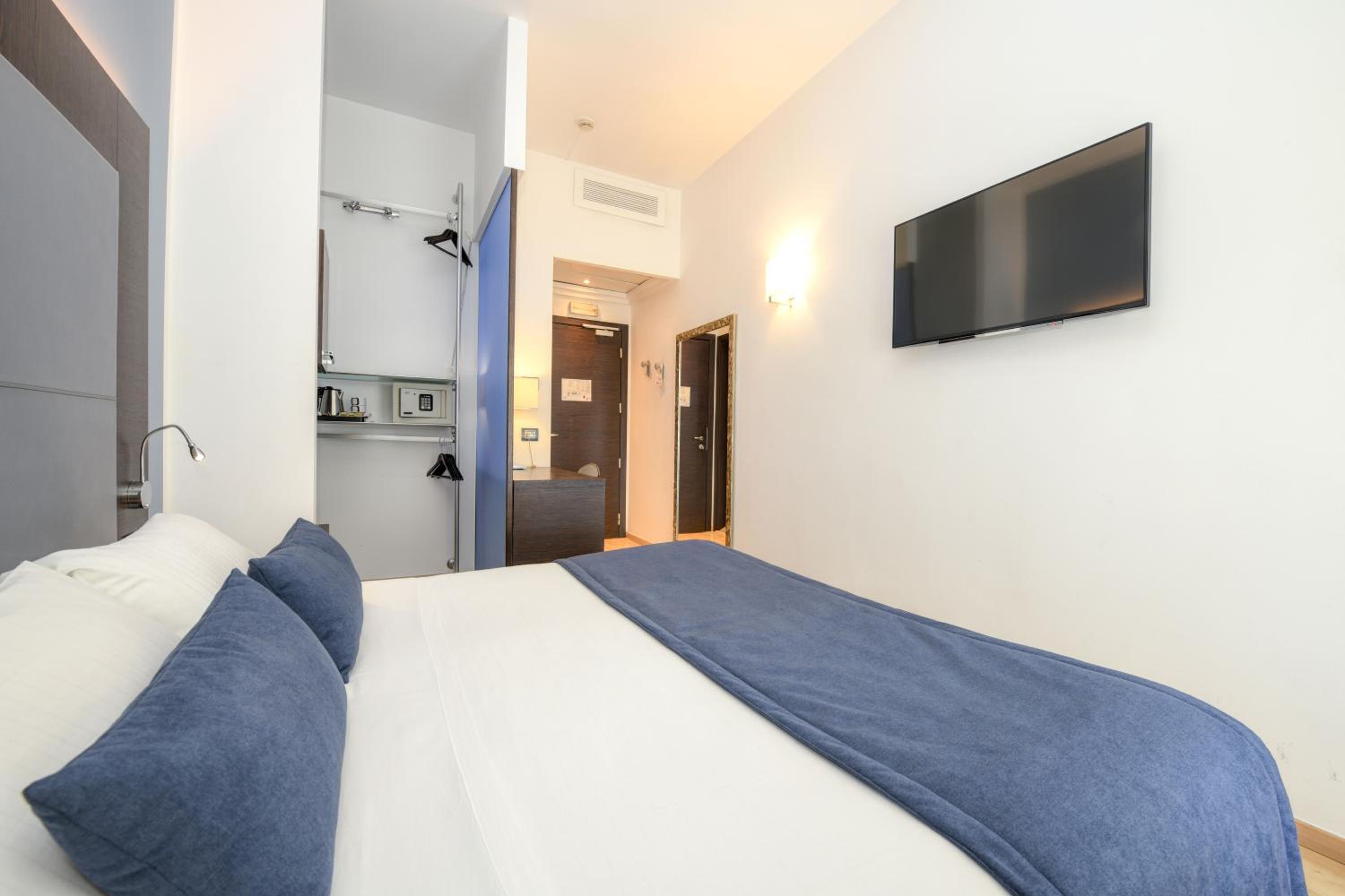 Premium Double Room - Photo 9