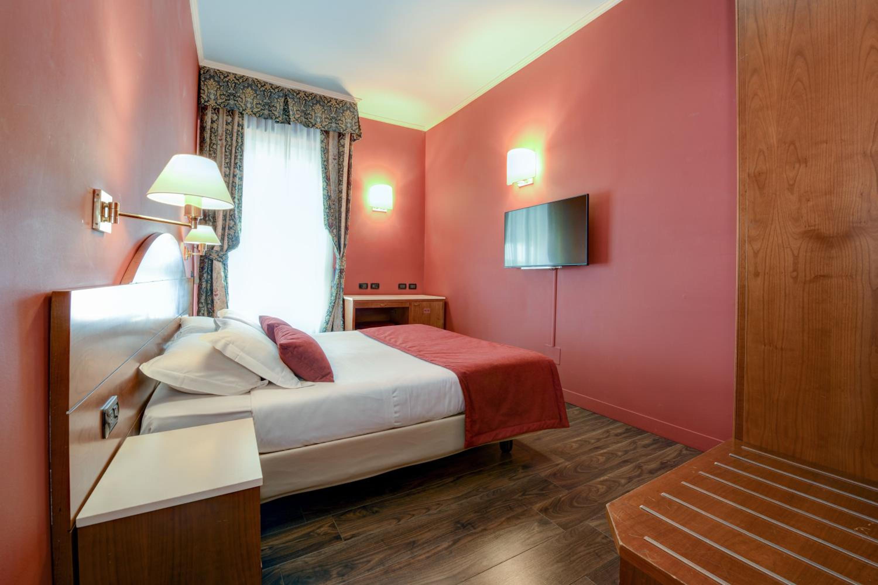 Premium Double Room - Photo 13