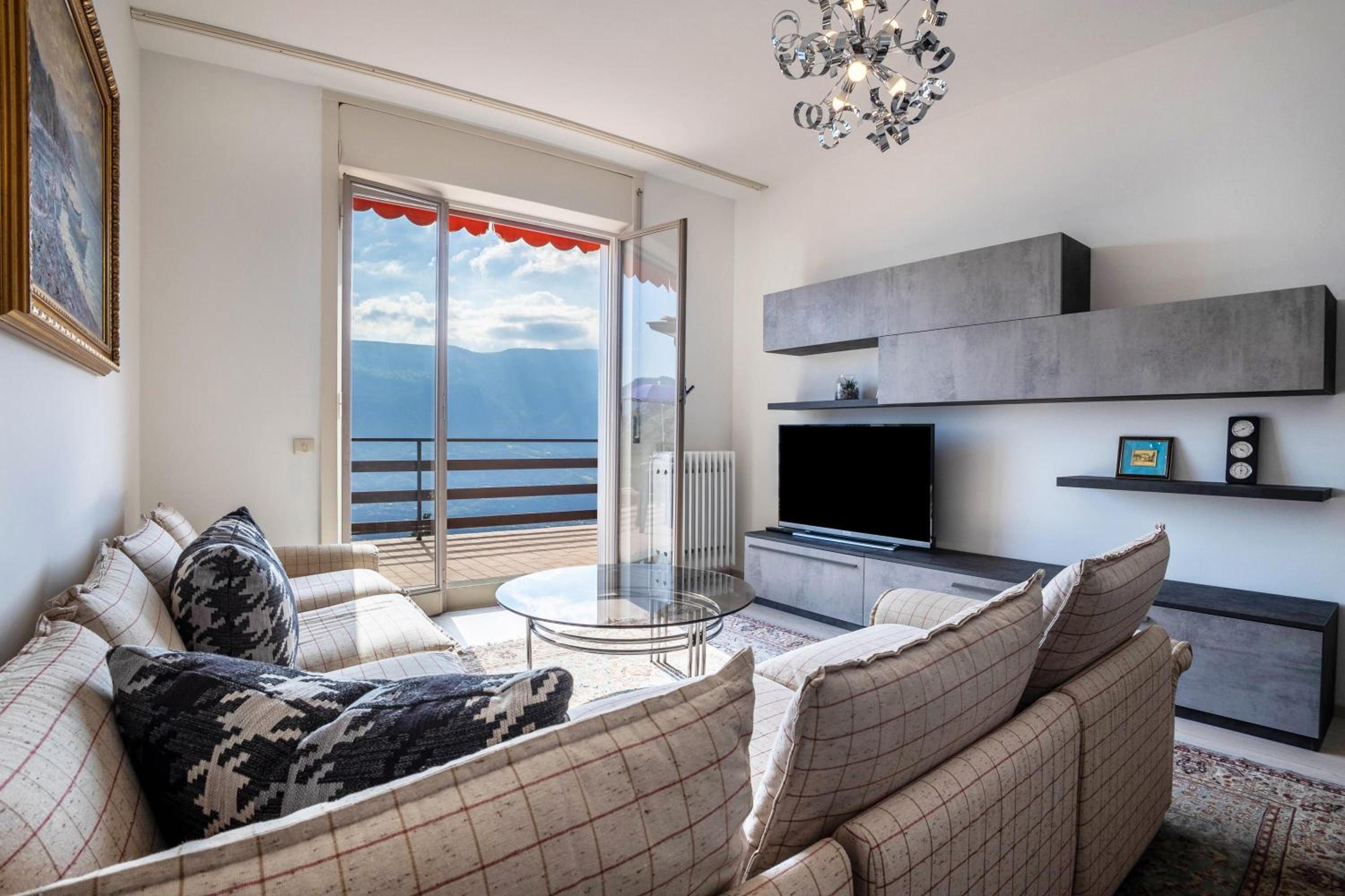 Two-Bedroom Deluxe Apartment with Balcony