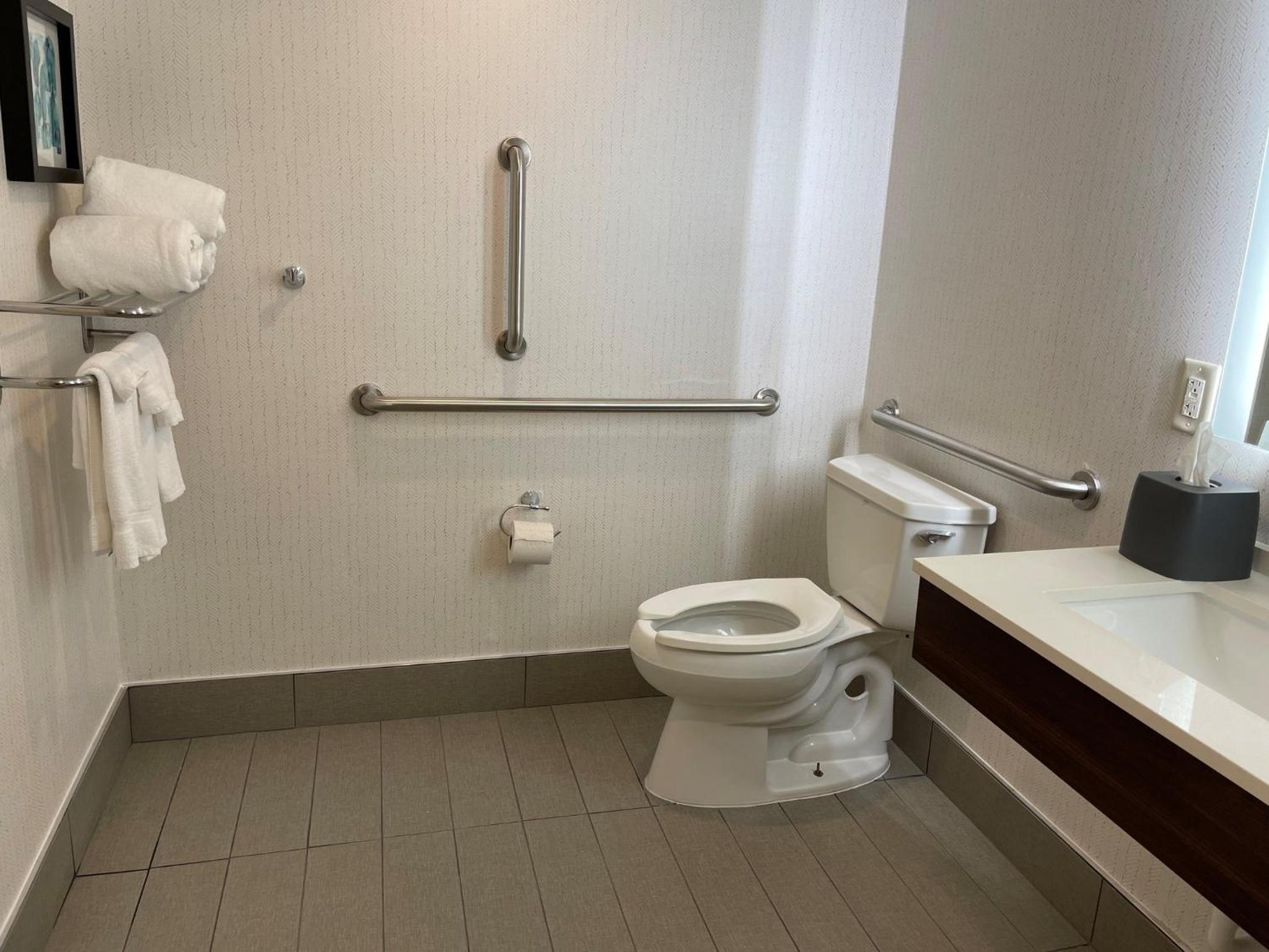 Standard Queen Room with Two Queen Beds and Tub - Mobility/Communications Accessible - Photo 5