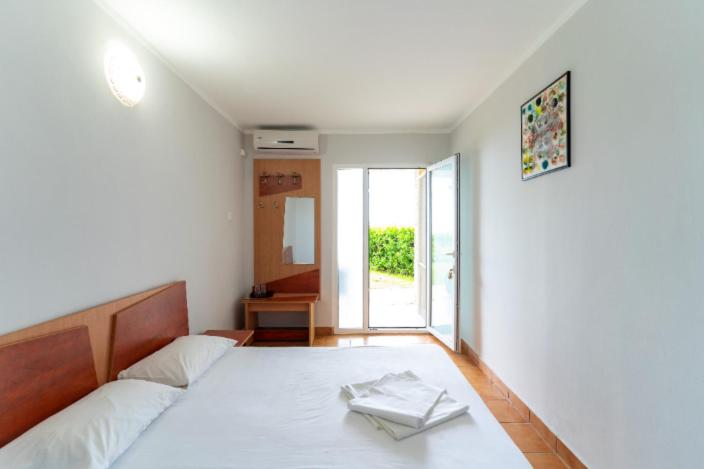 Twin Room with Sea View - Photo 15