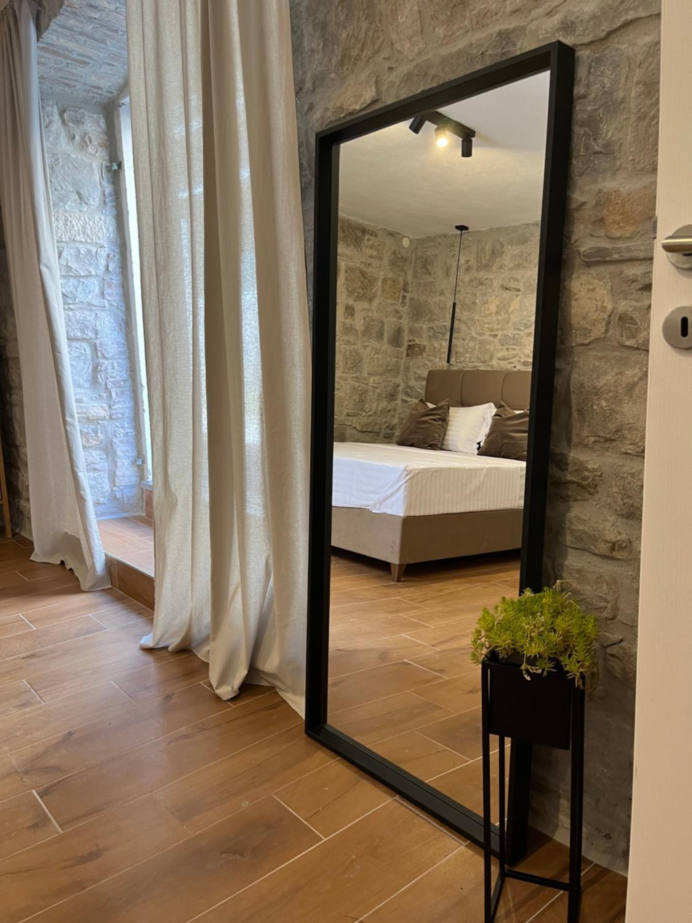 Studio Apartment - Photo 8