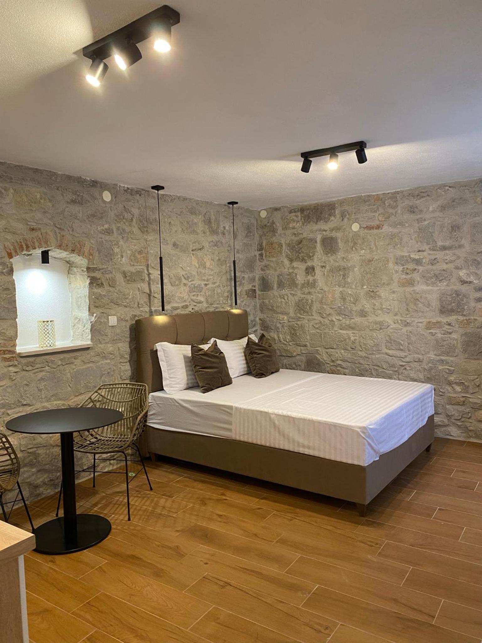 Studio Apartment - Photo 15