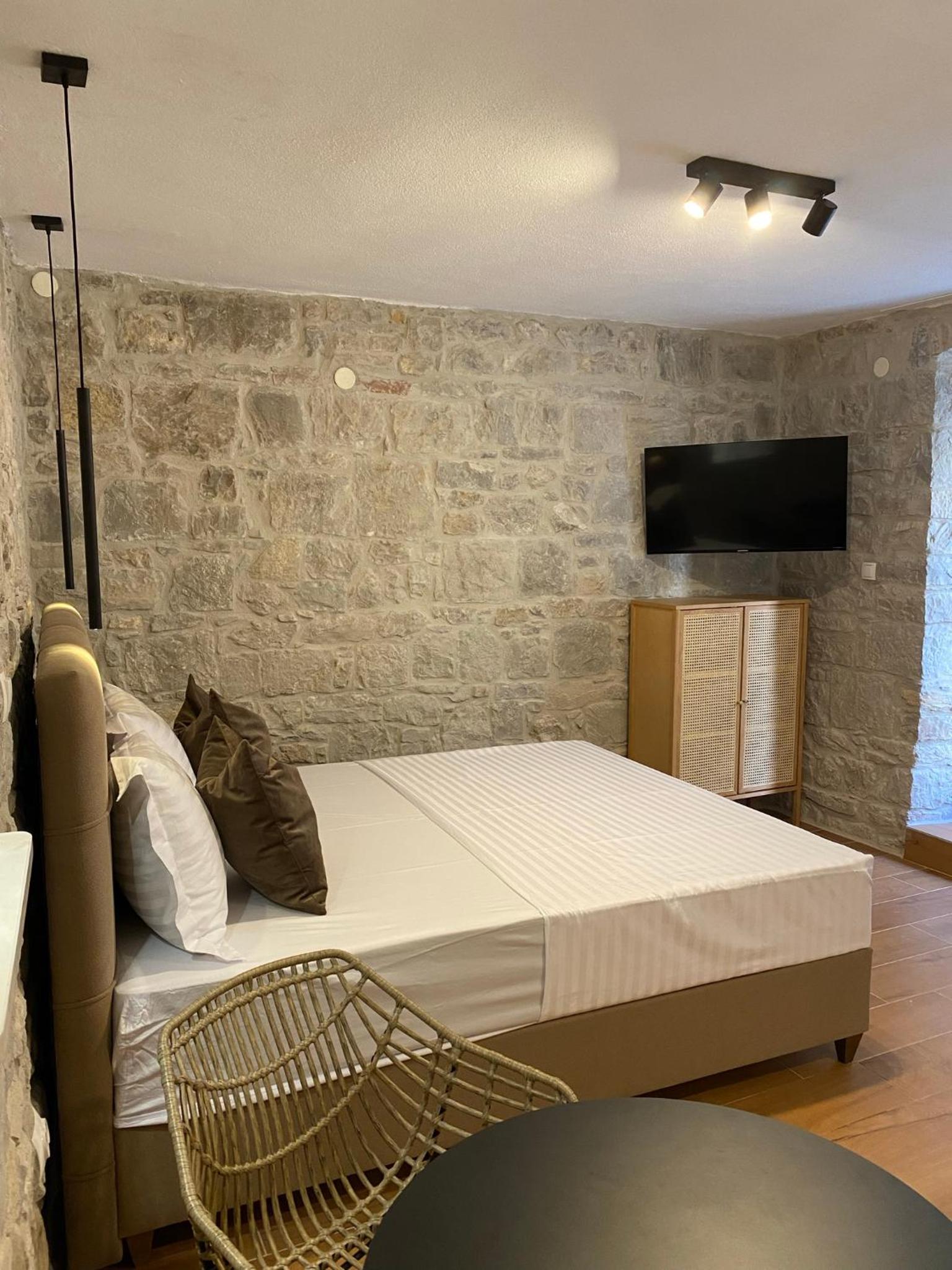 Studio Apartment - Photo 17