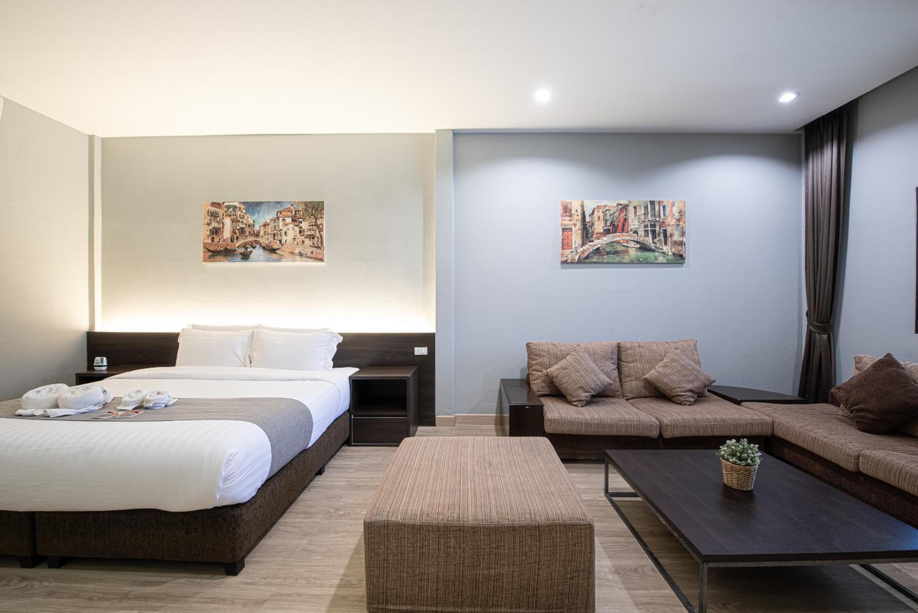 Premier King Room - Photo 14