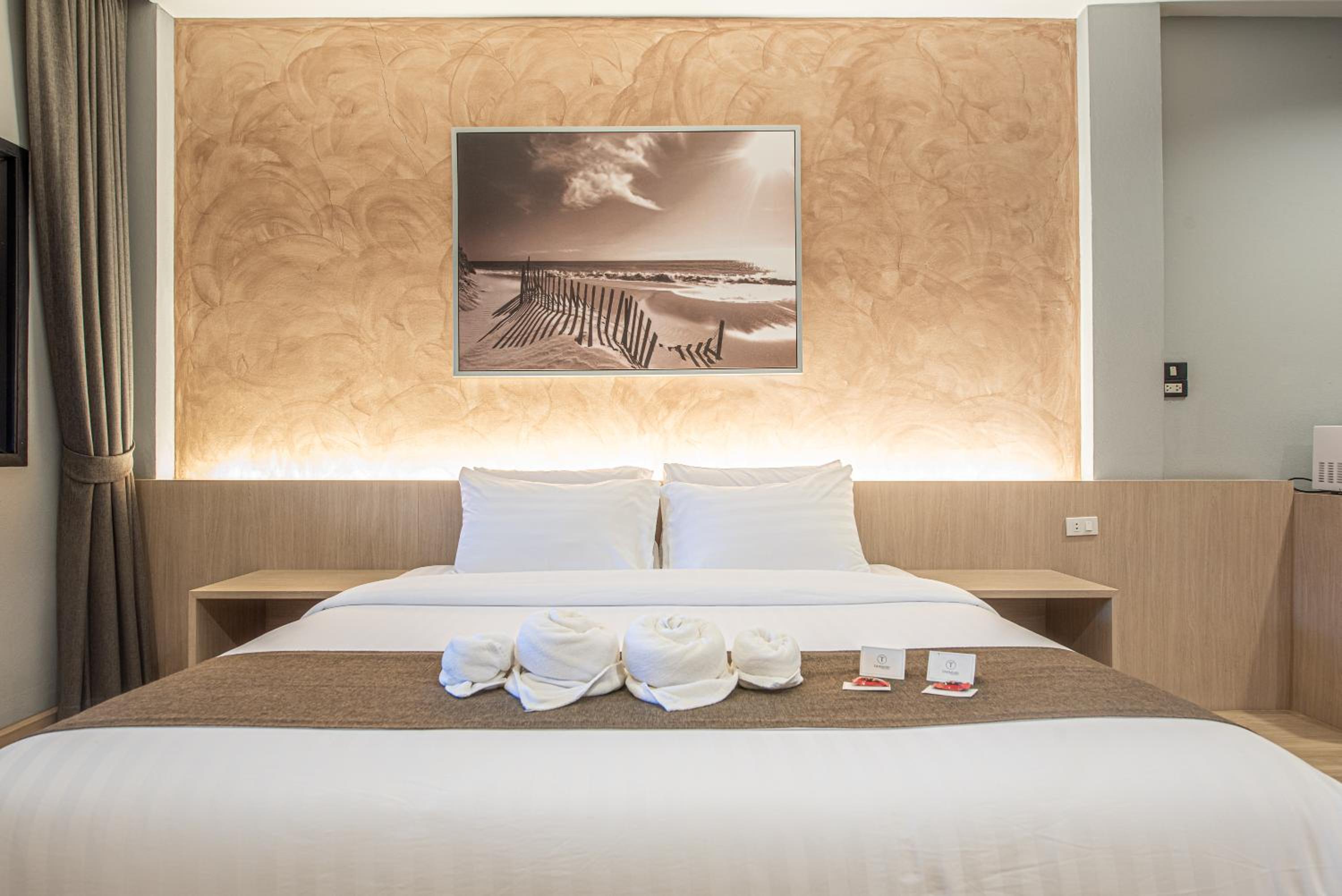 Premier King Room - Photo 24