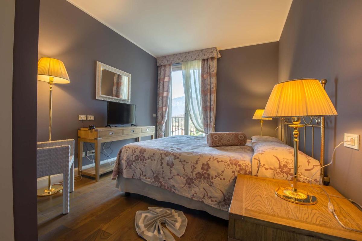 Two-Bedroom Apartment with Lake View
