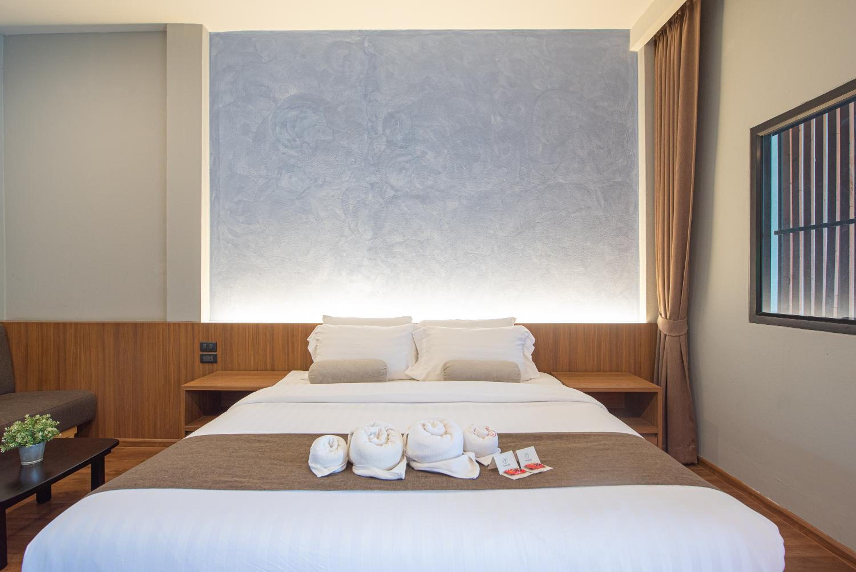 Queen Suite - Photo 11