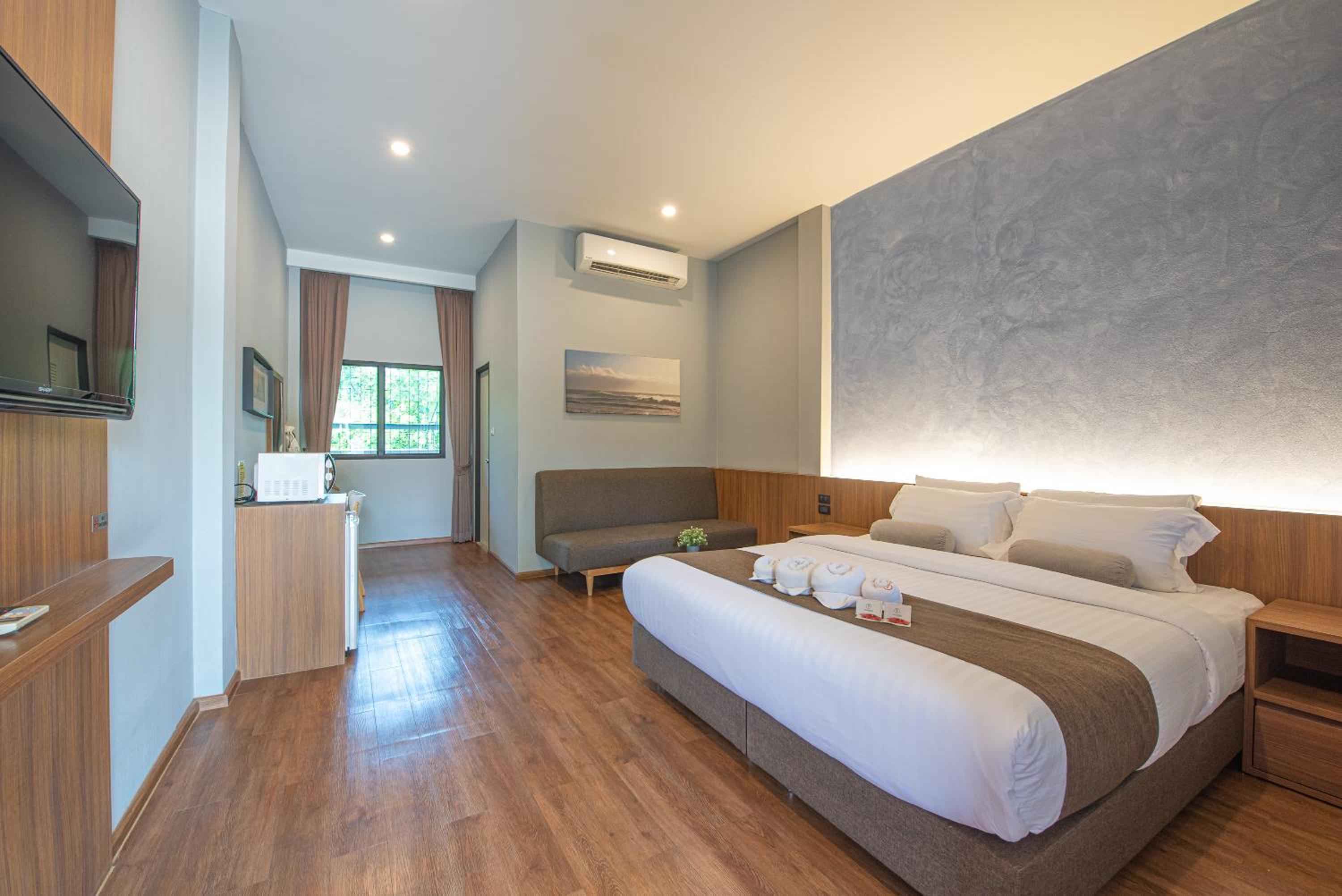 Queen Suite - Photo 1