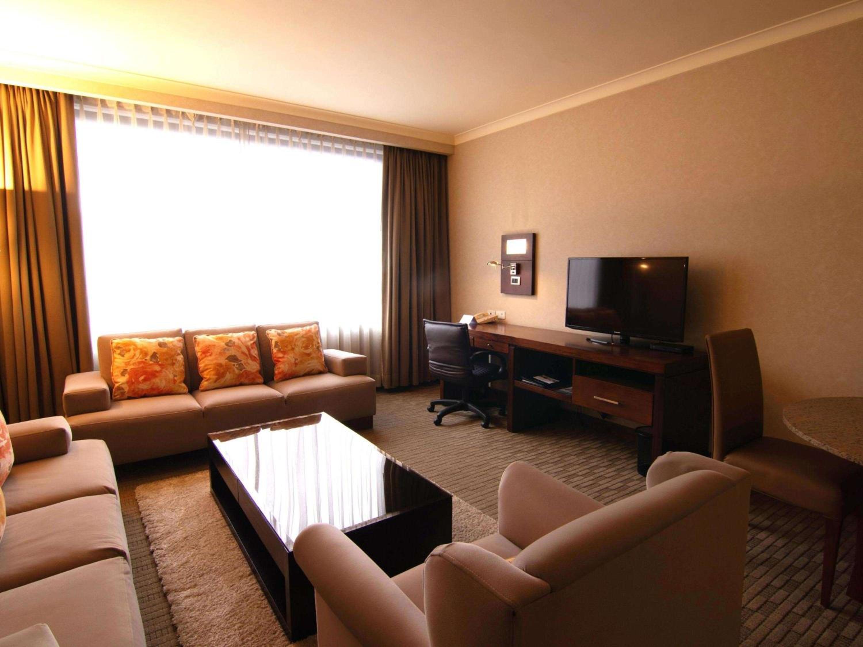 One-Bedroom Executive Suite with Twin Beds photo 2
