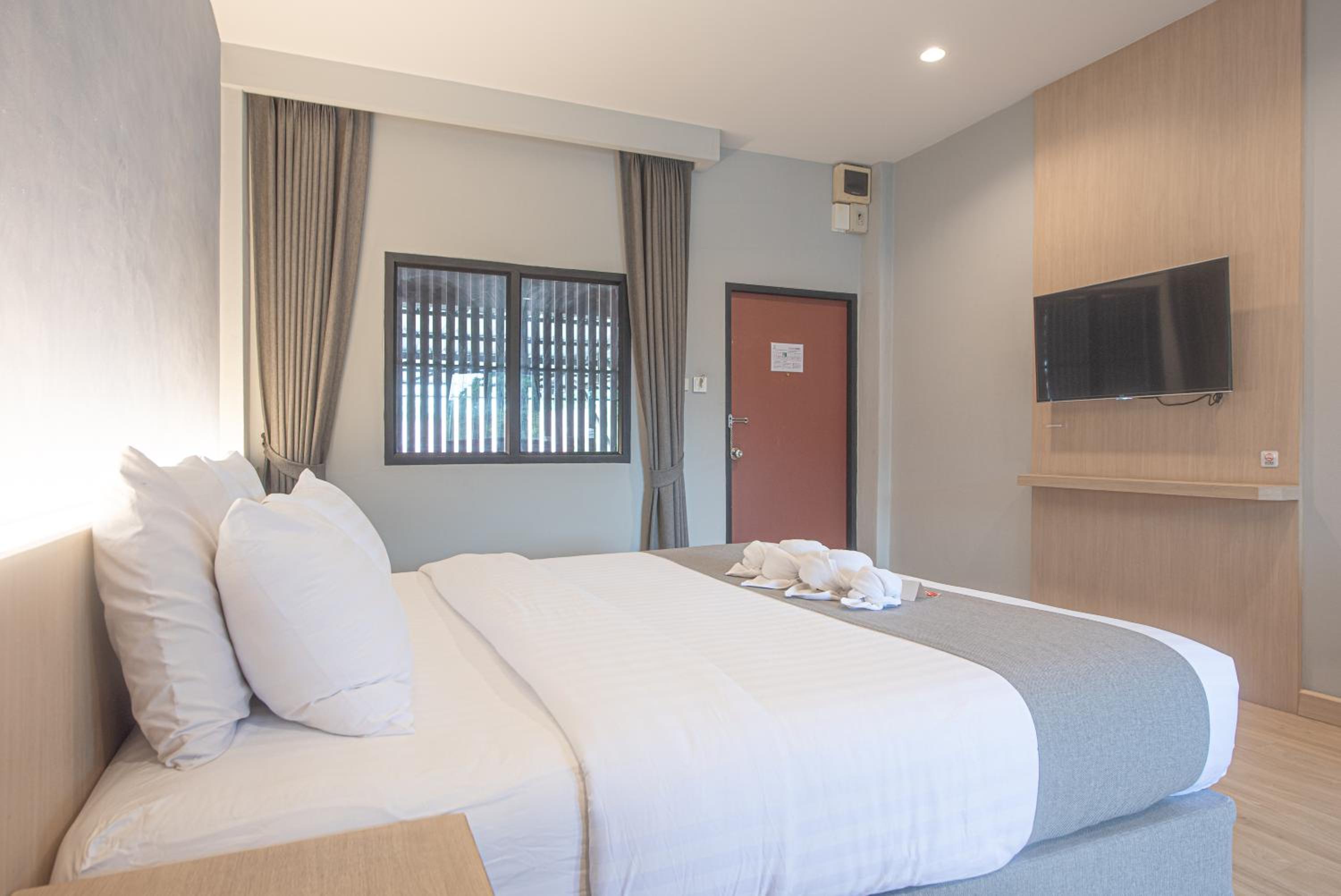 Queen Room with Garden View - Photo 7