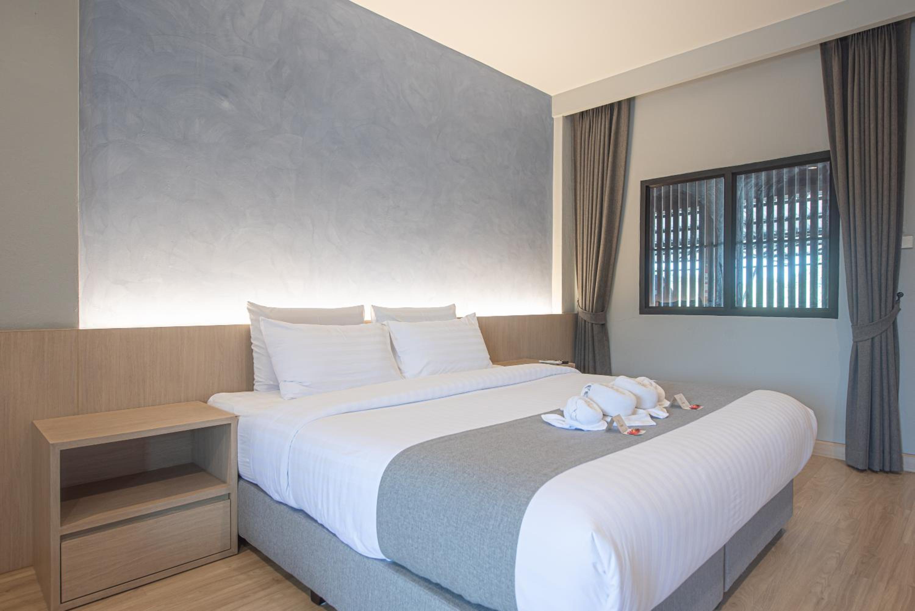 Queen Room with Garden View - Photo 11