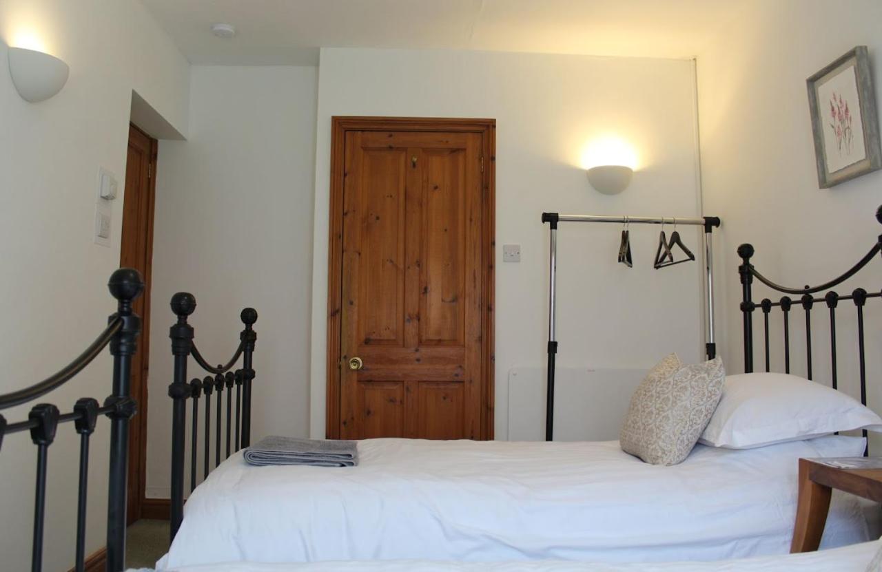 Twin Room with Shower - Photo 3
