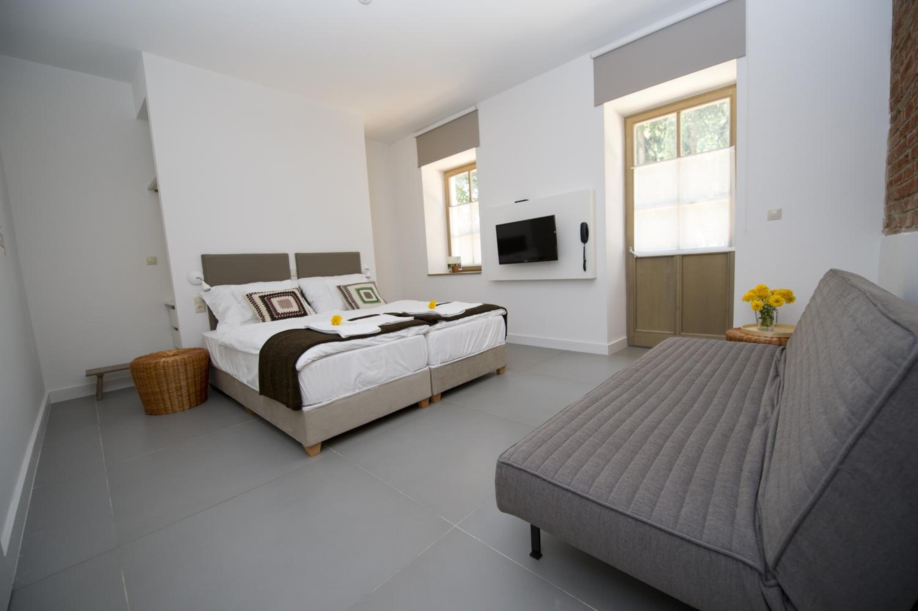 One-Bedroom Apartment - Photo 2