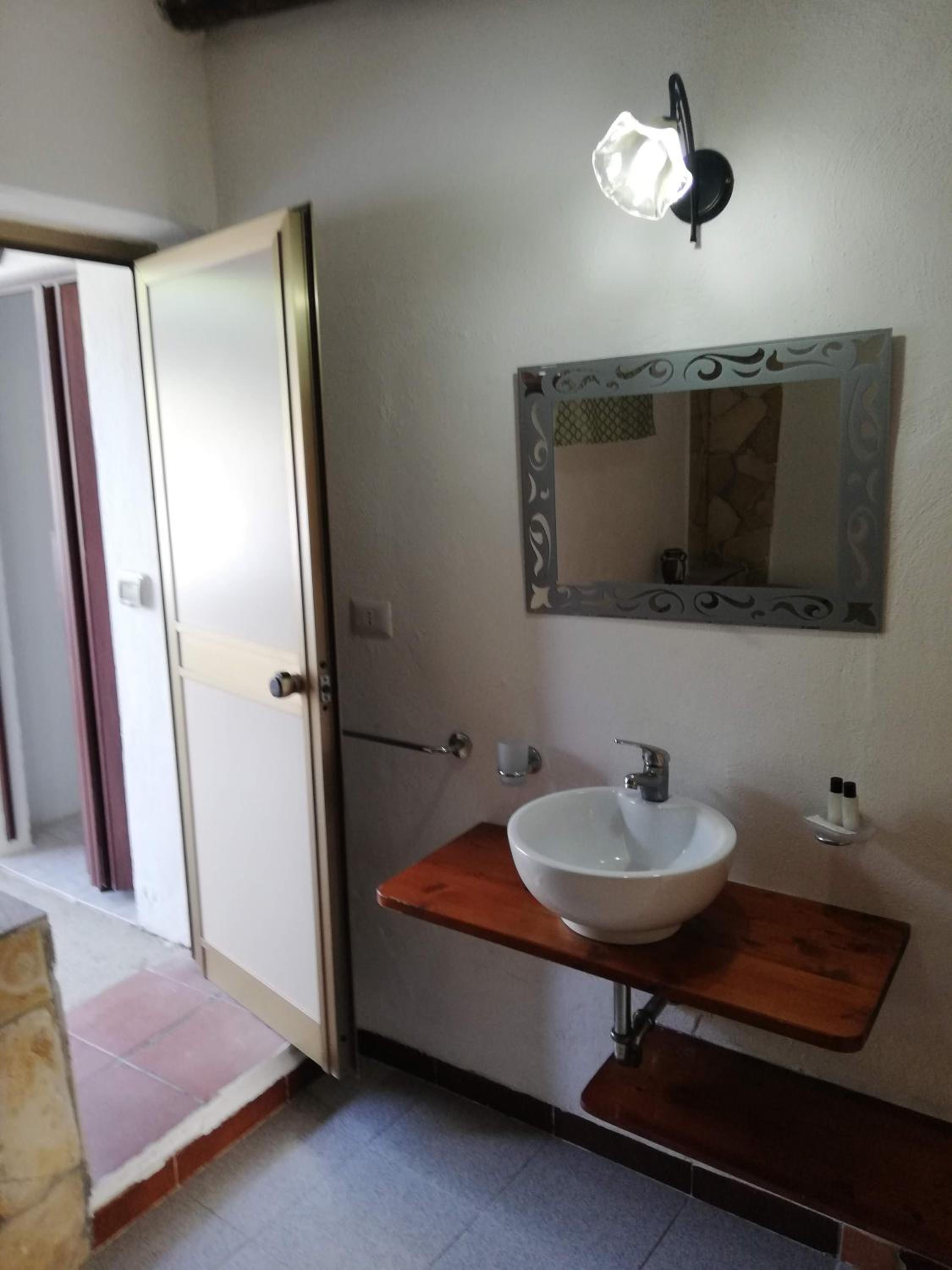 Double Room with Private External Bathroom - Photo 3