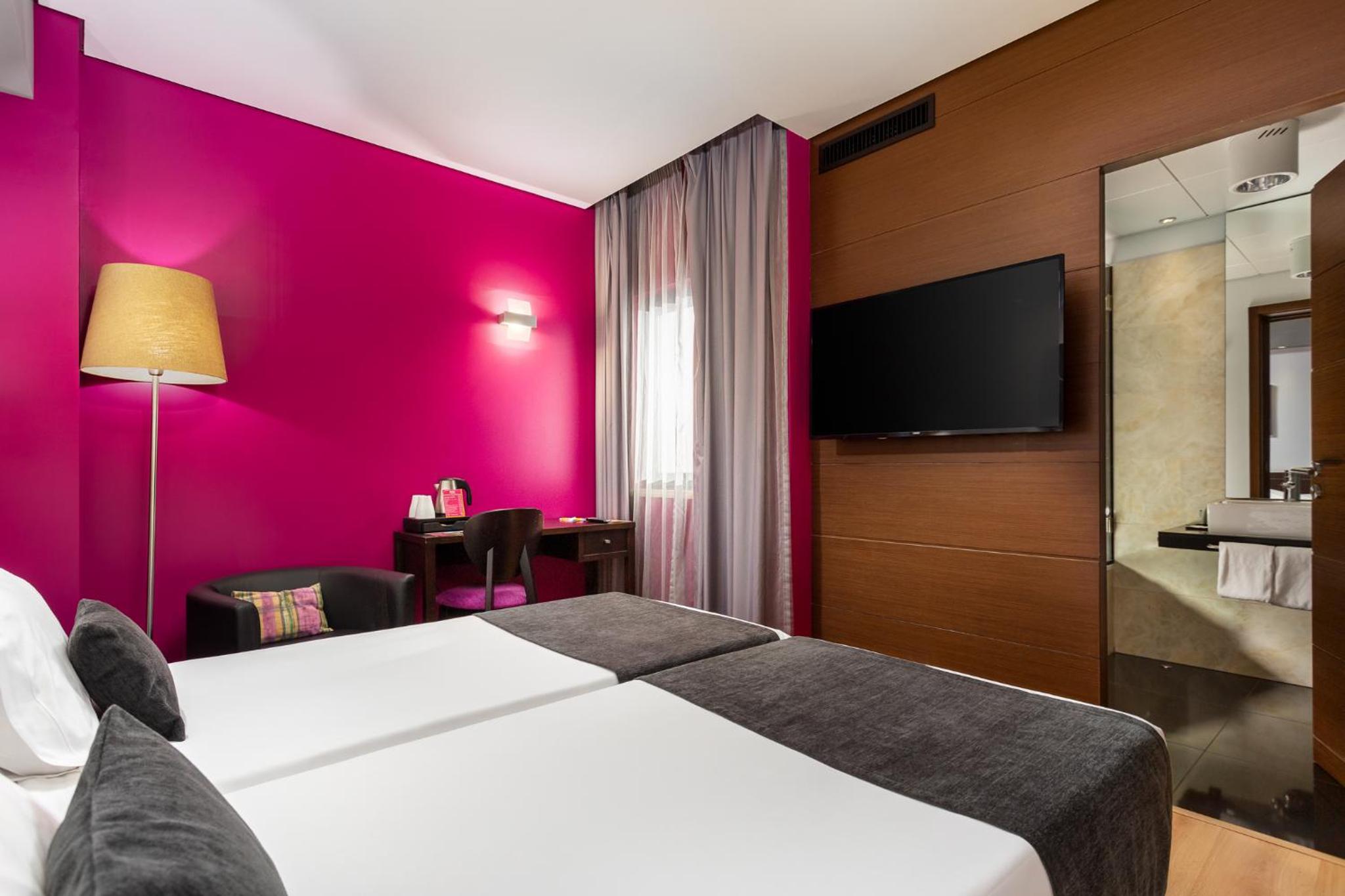 Twin Room thumbnail 6