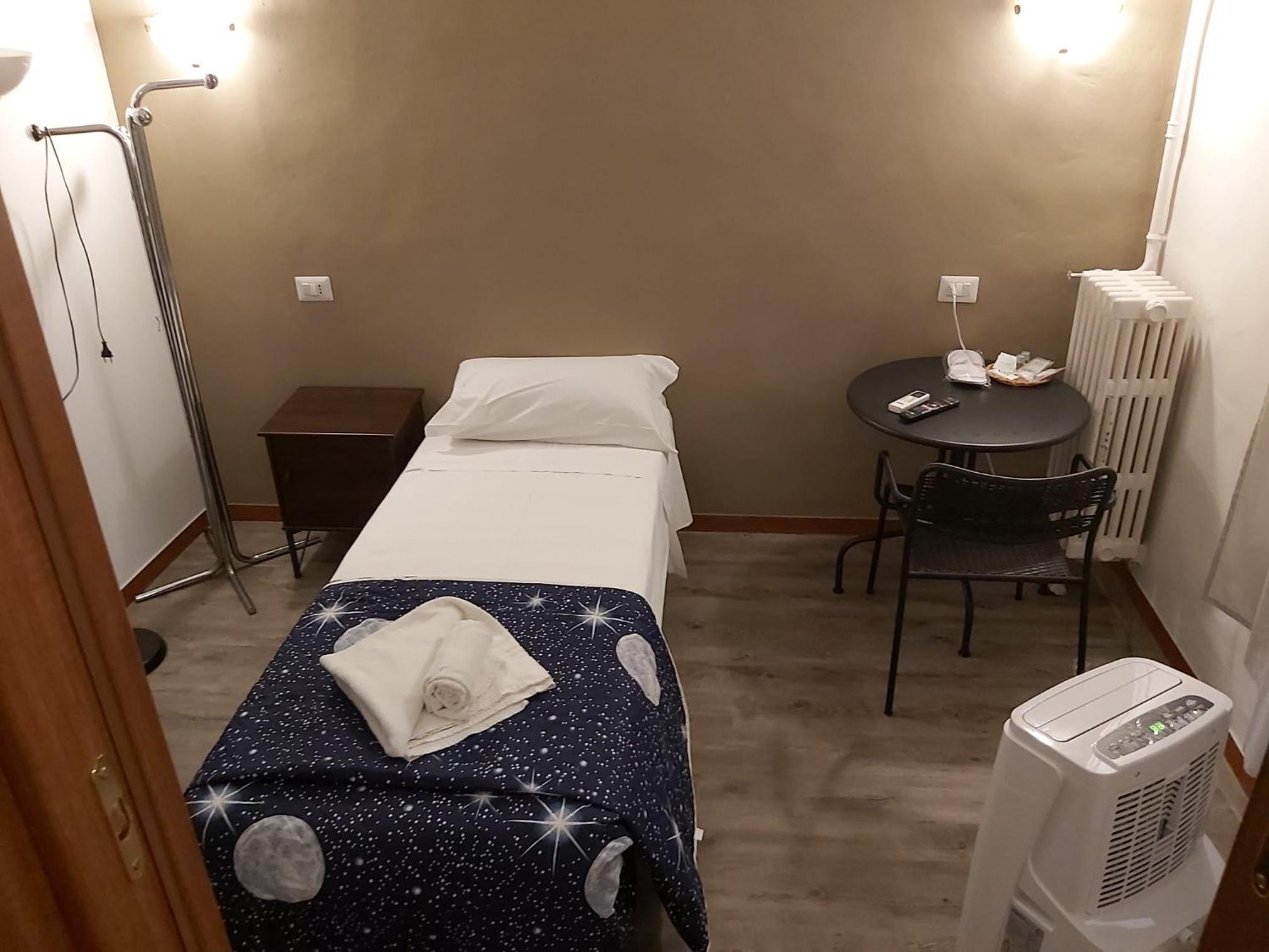 Small Single Room photo 2