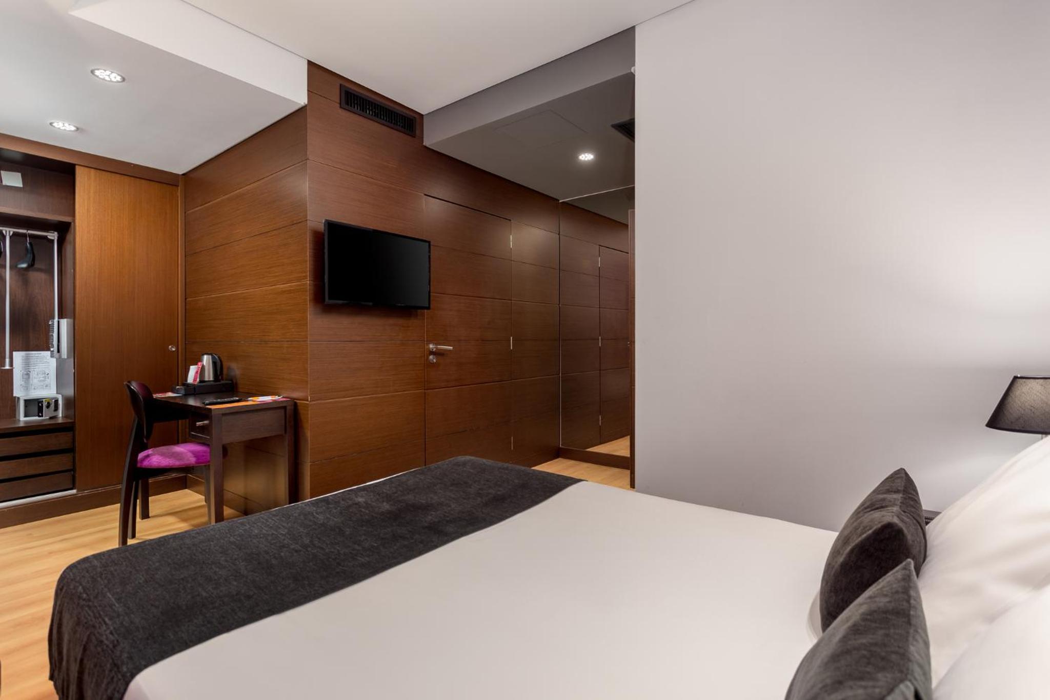 Deluxe Double Room thumbnail 6