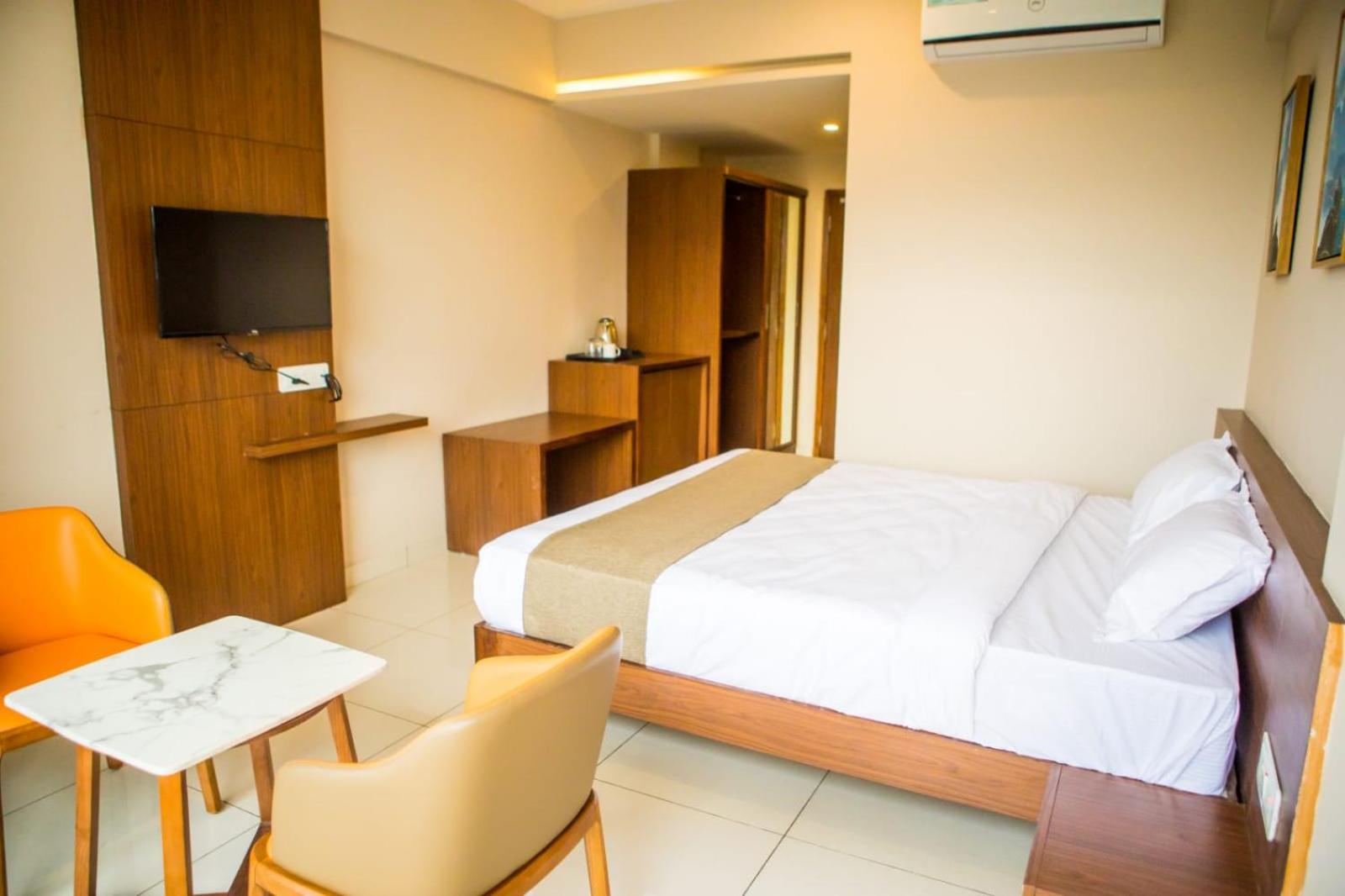 Deluxe Double Room with Balcony photo 3