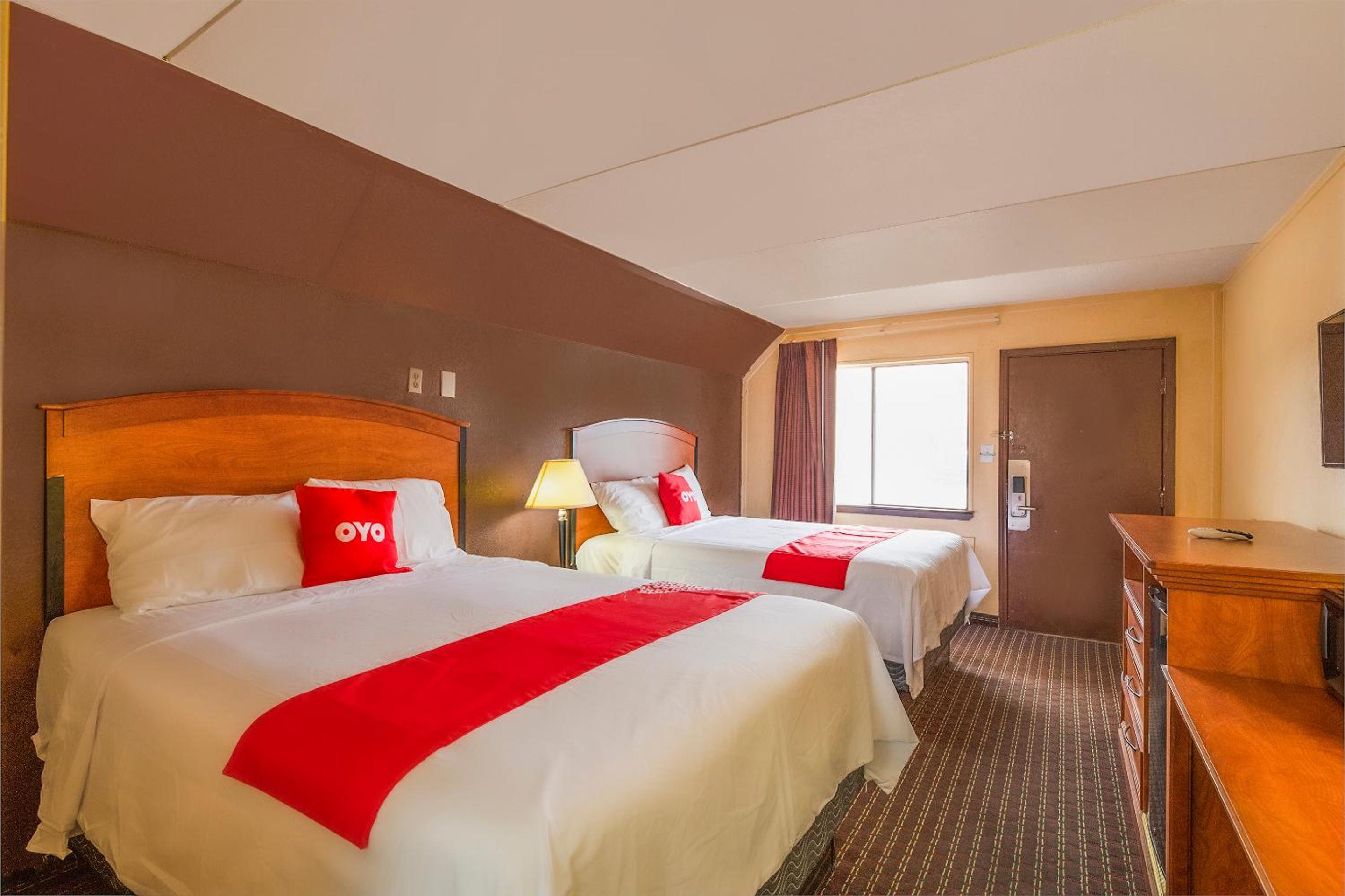 Queen Room with Two Queen Beds photo 3