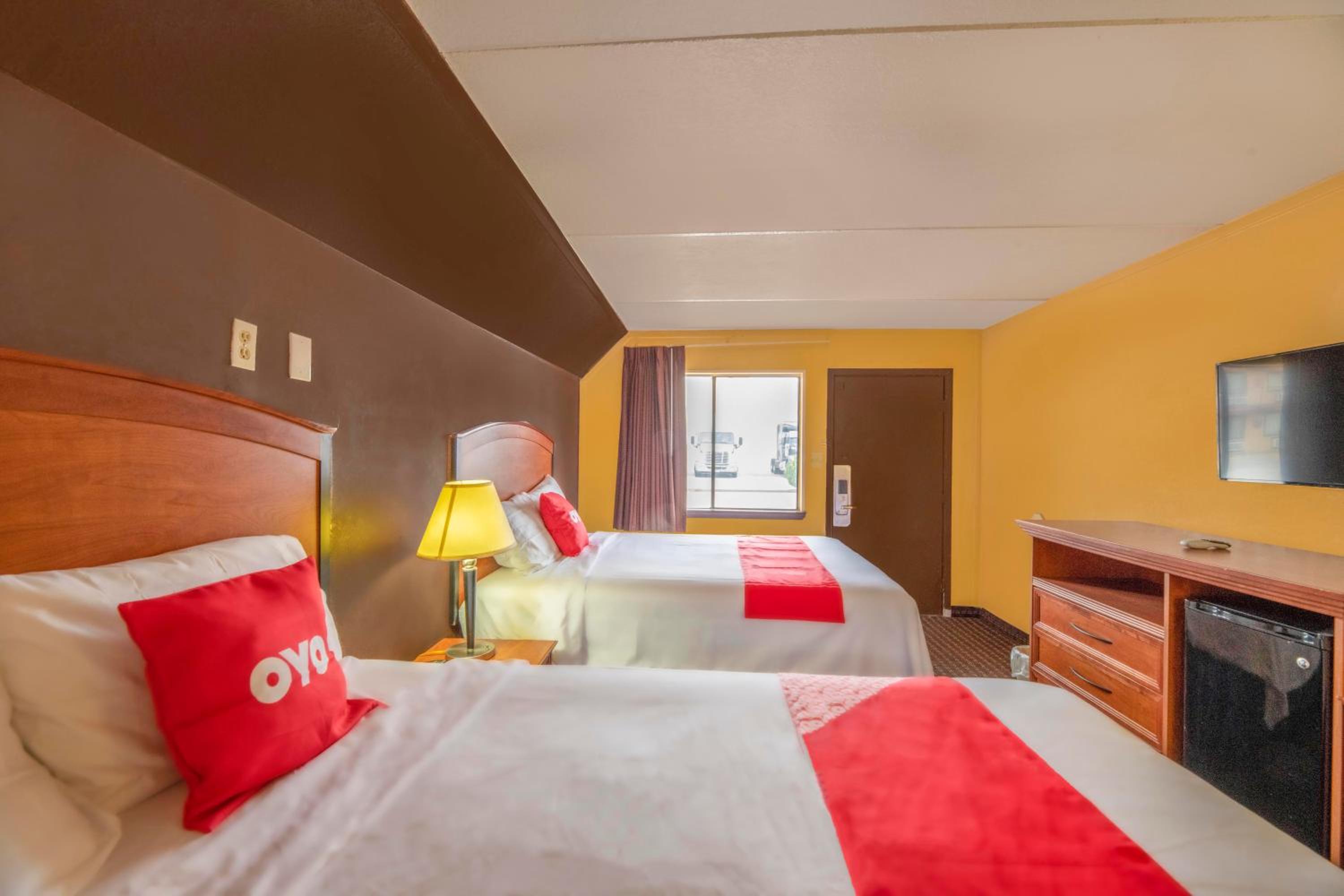Queen Room with Two Queen Beds photo 2