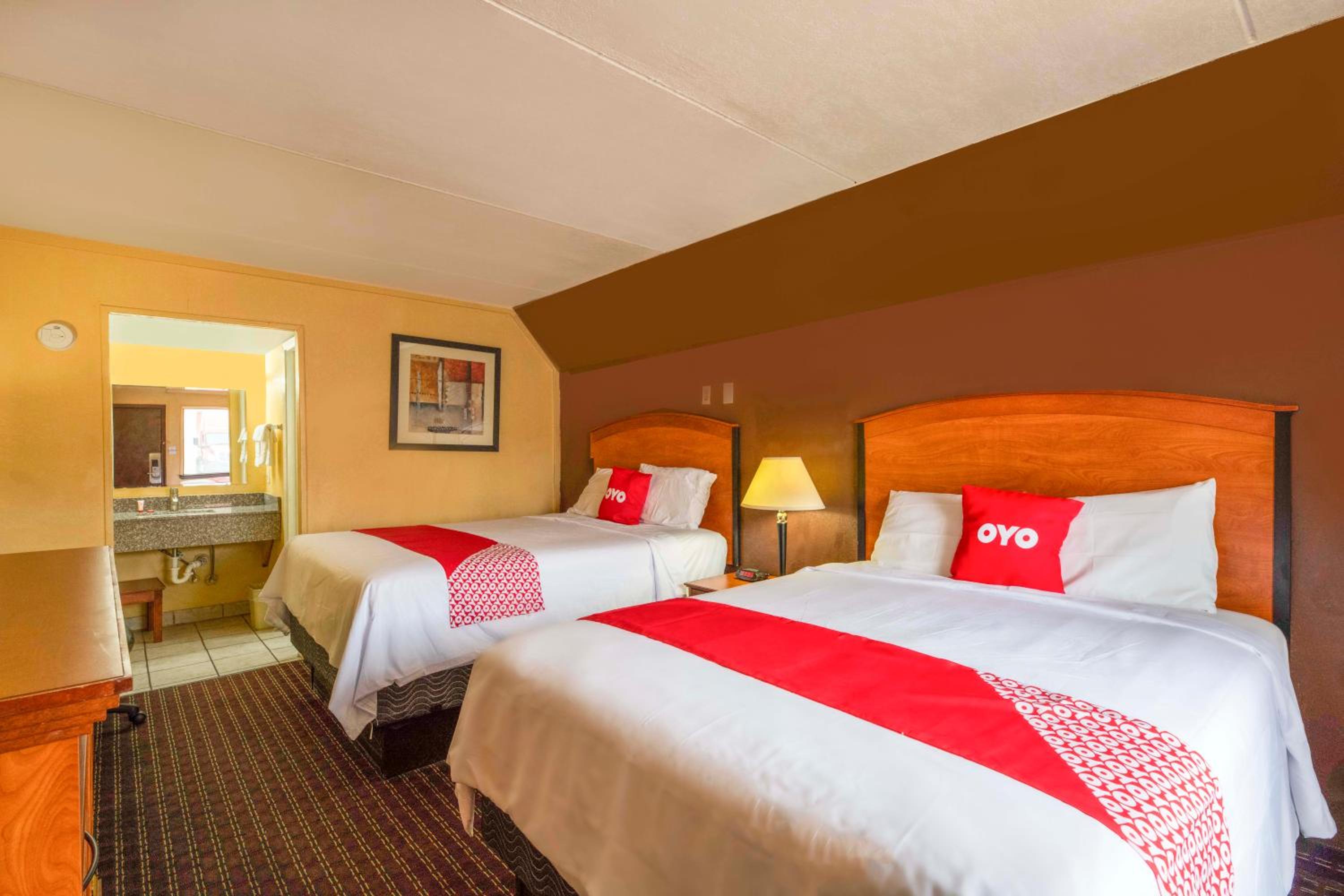 Queen Room with Two Queen Beds photo 1