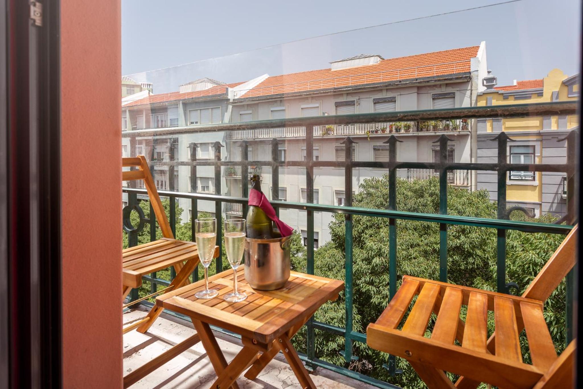 Deluxe Double Room with Balcony thumbnail 5