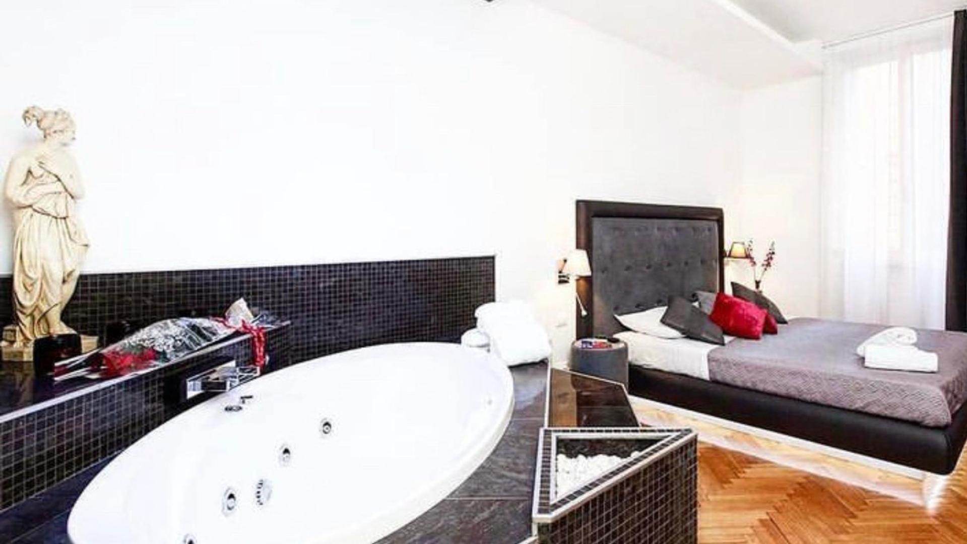 Deluxe Suite with Spa Bath photo 3