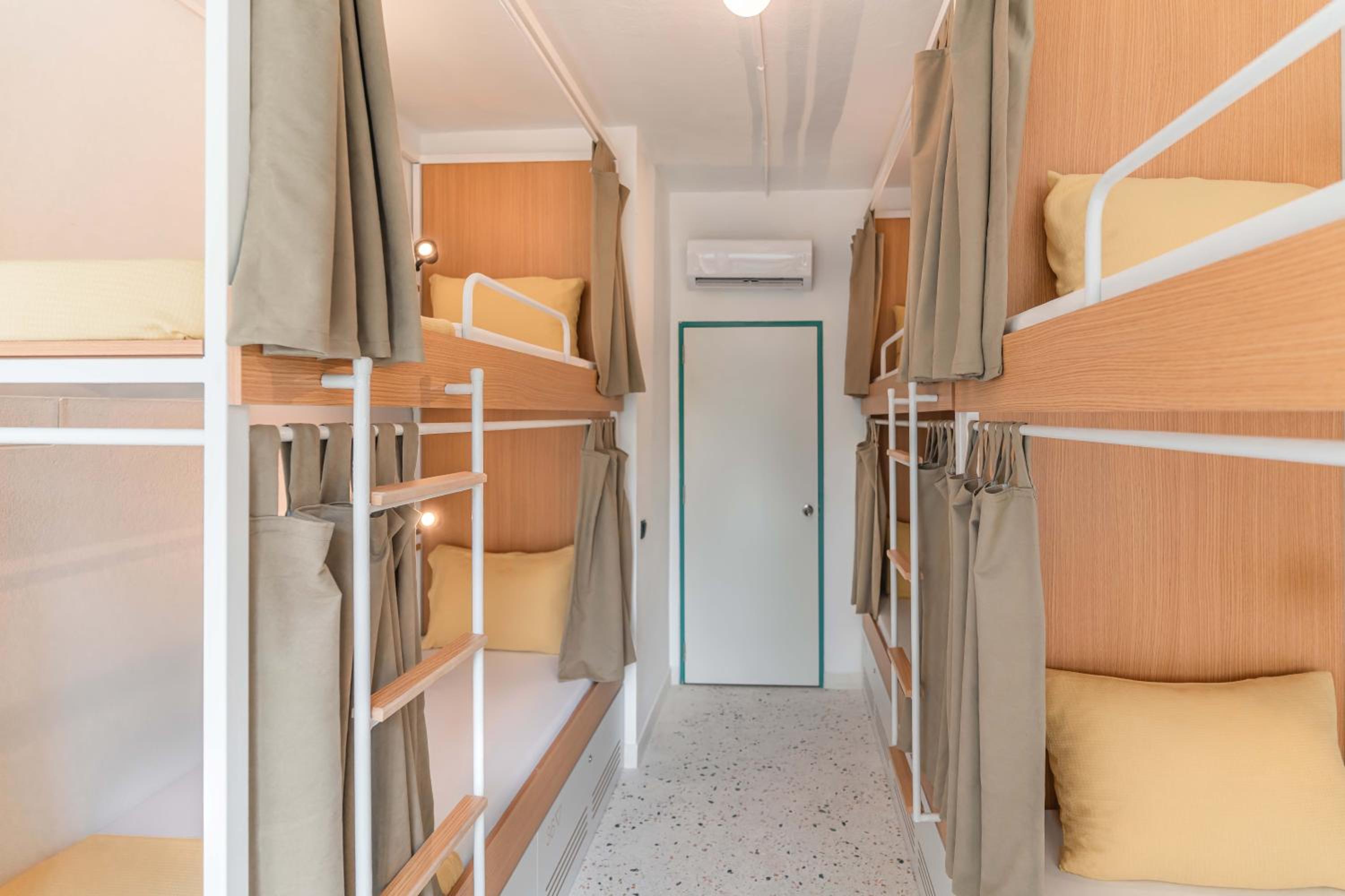 Bed in 6-Bed Mixed Dormitory Room photo 2