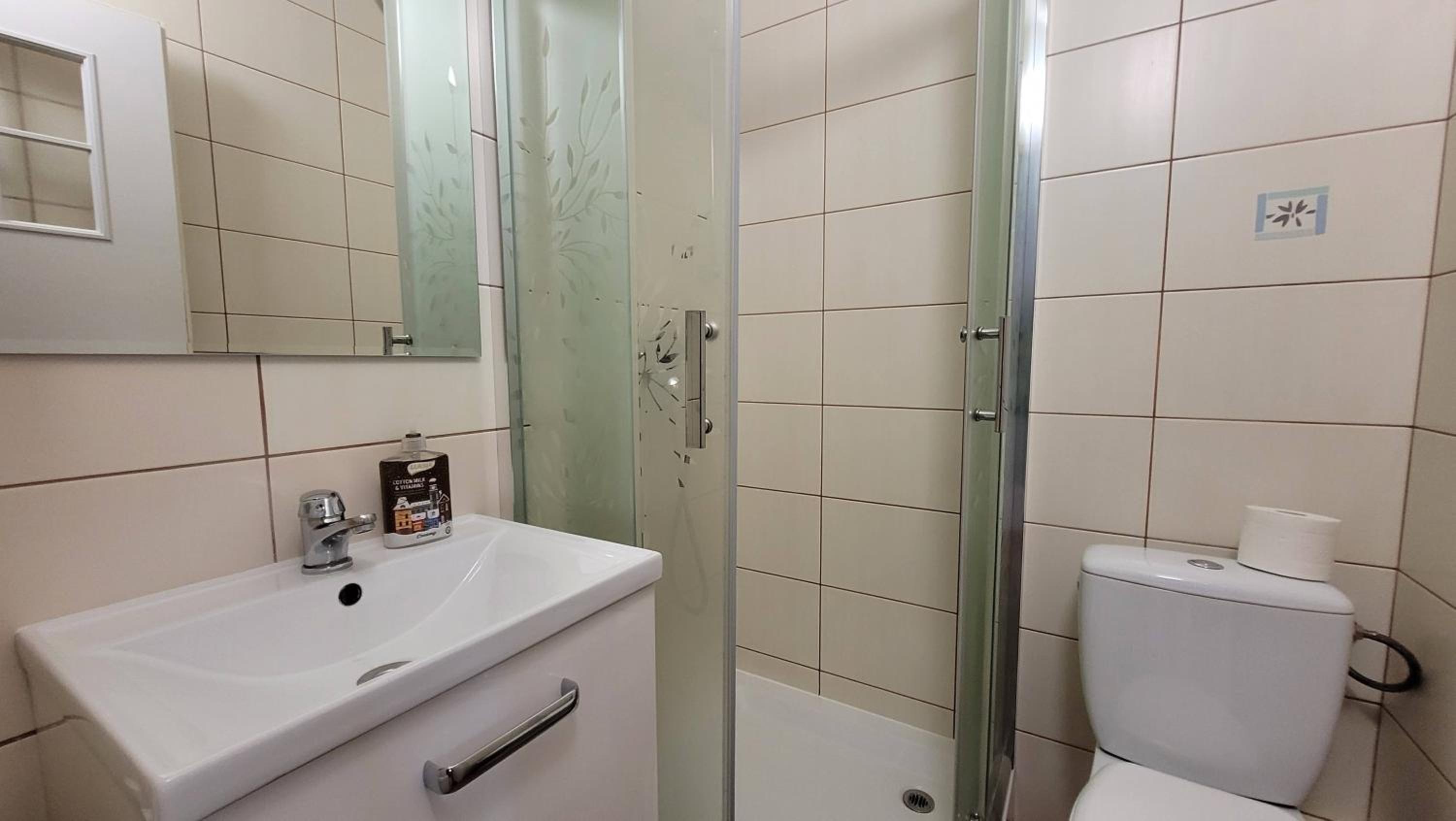 Quadruple Room with Balcony - Photo 17
