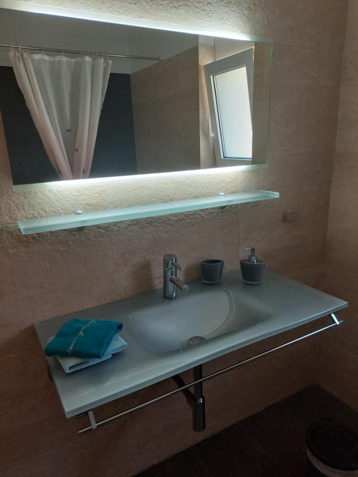 Deluxe Double Room with Balcony and Sea View - Photo 9