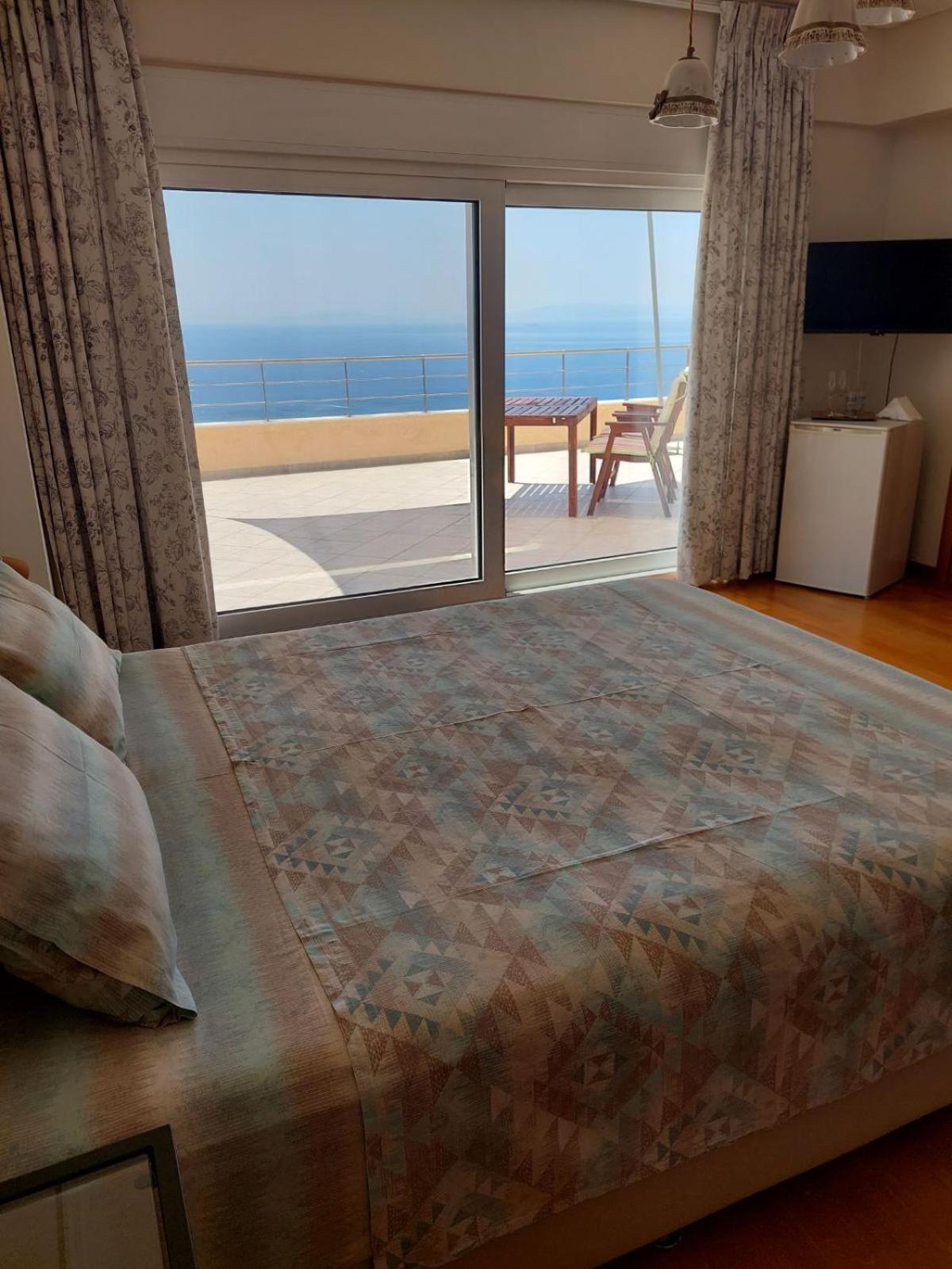 Deluxe Double Room with Balcony and Sea View - Photo 12