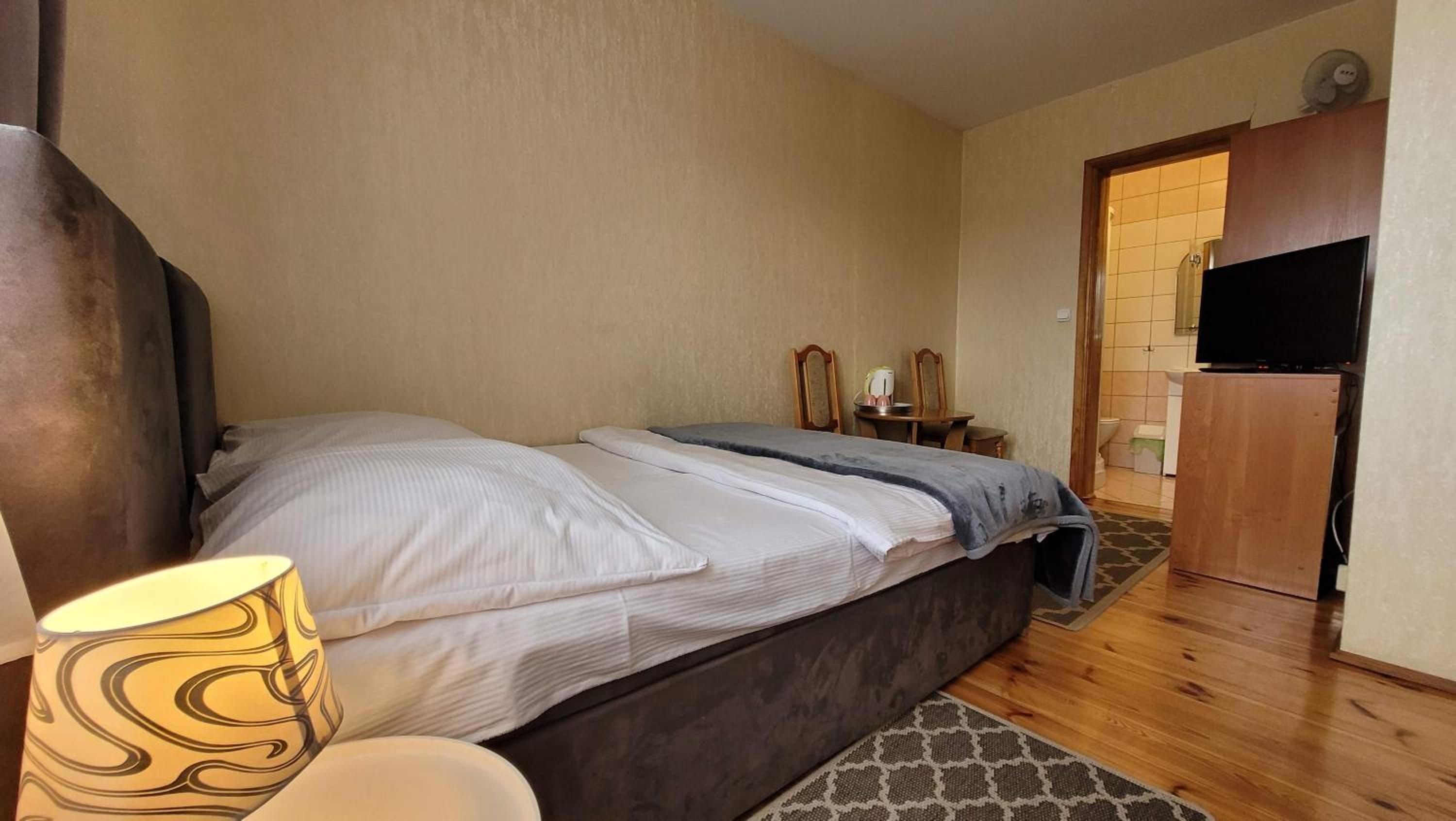 Budget Double Room - Photo 20