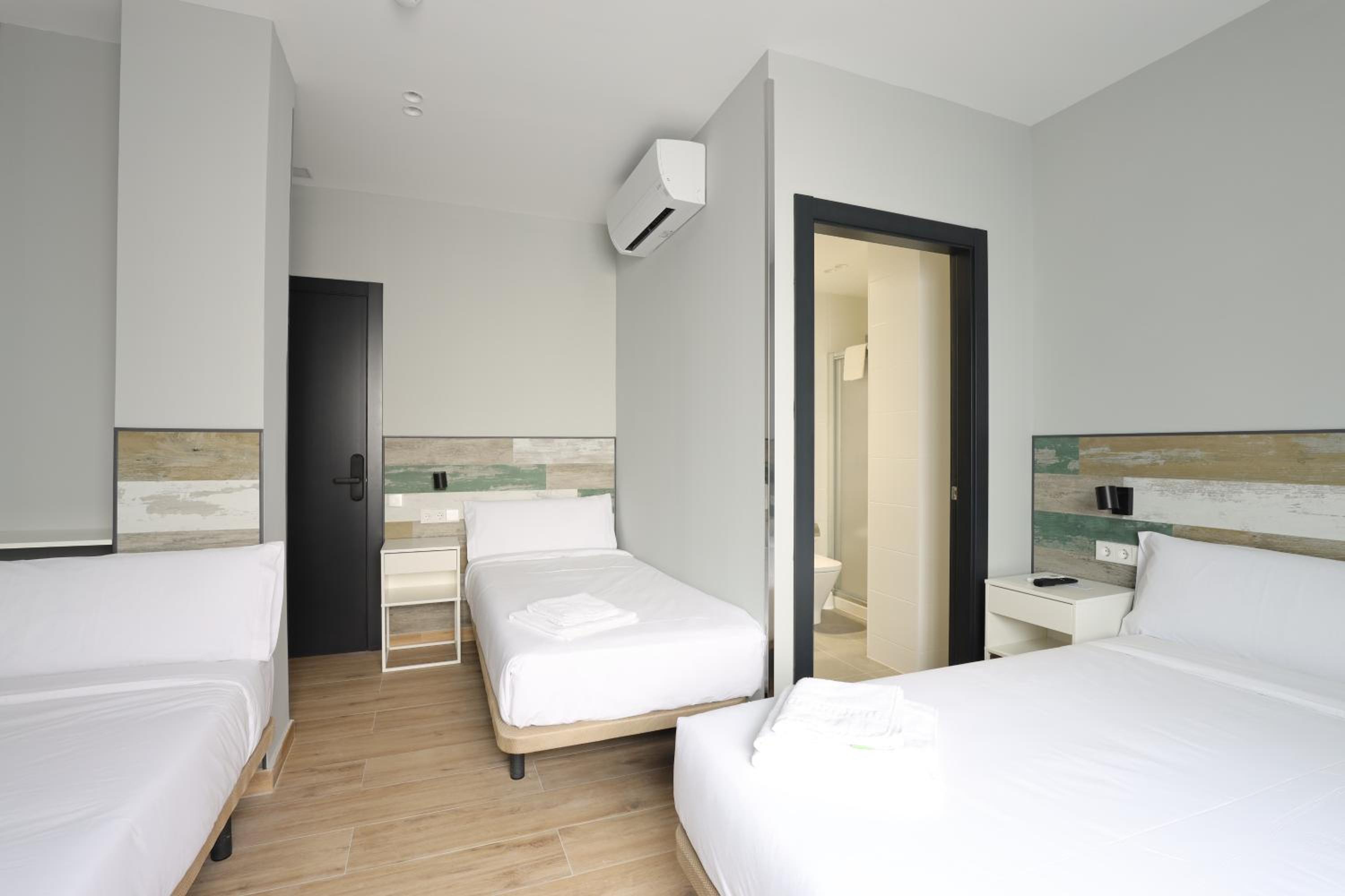 Classic Quadruple Room - Photo 7