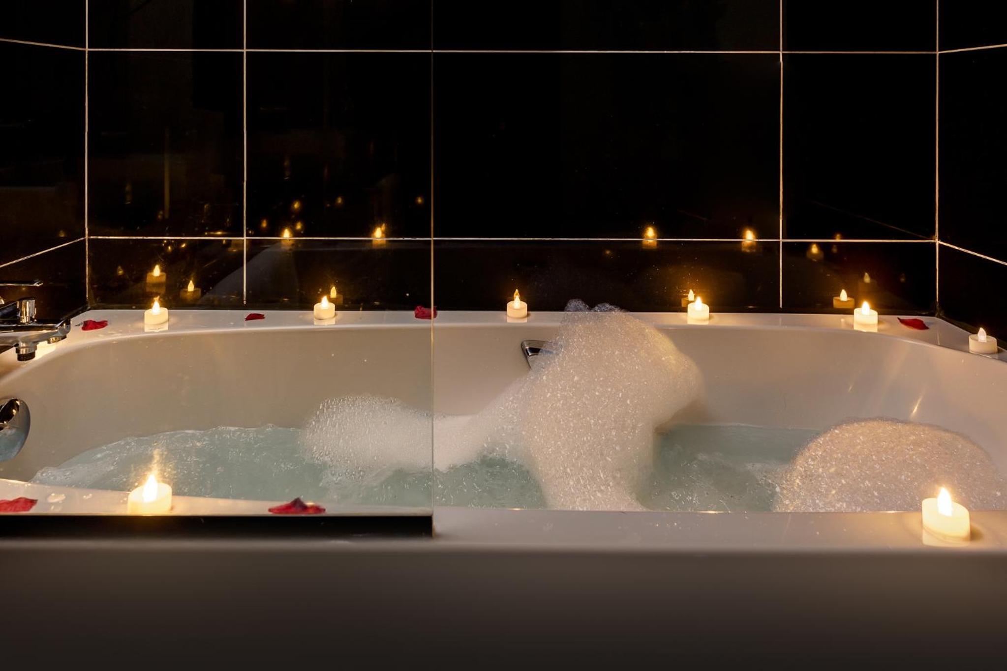 Double Room with Spa Bath thumbnail 5