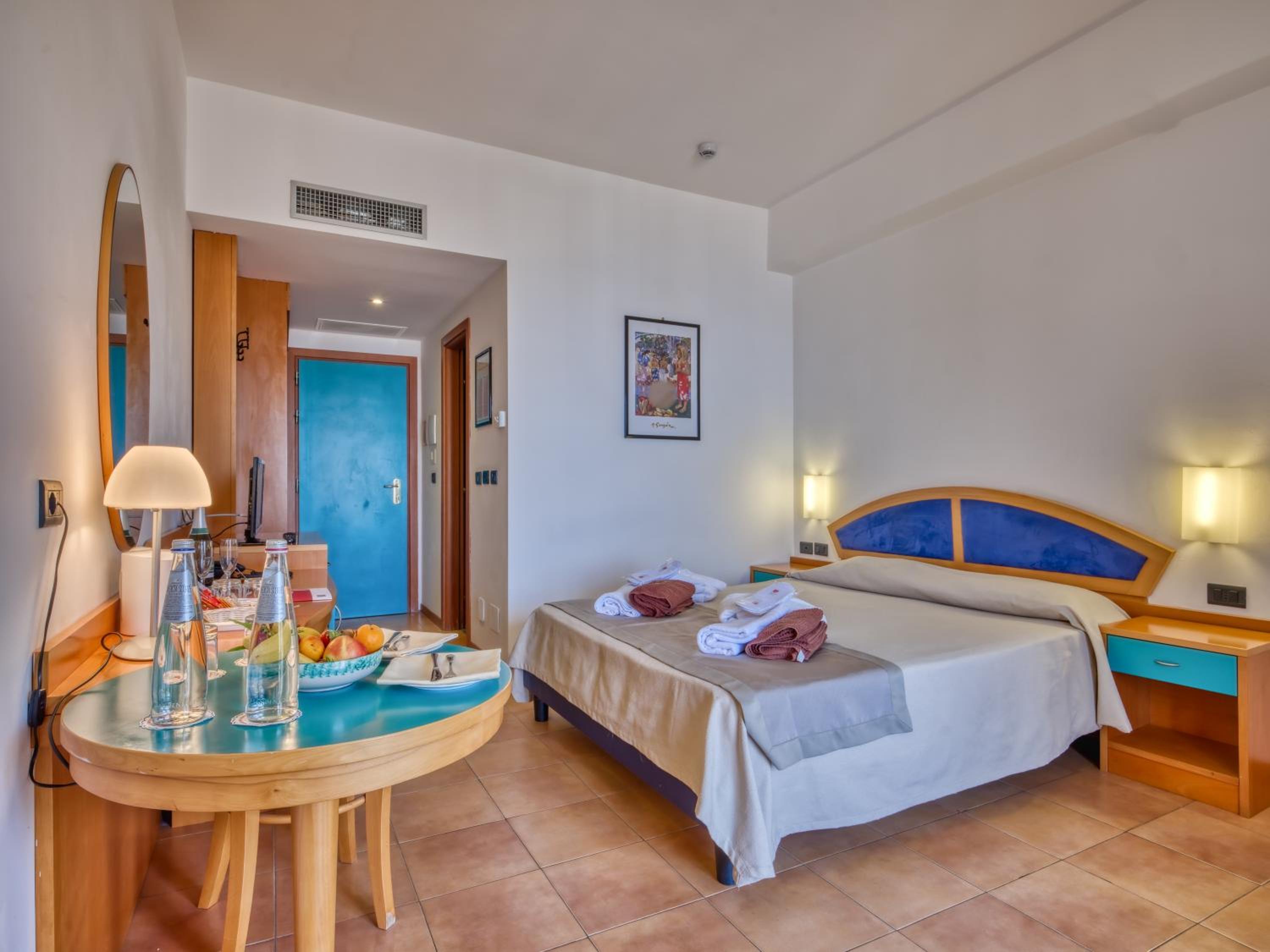 Standard Double/Twin Room - Photo 16