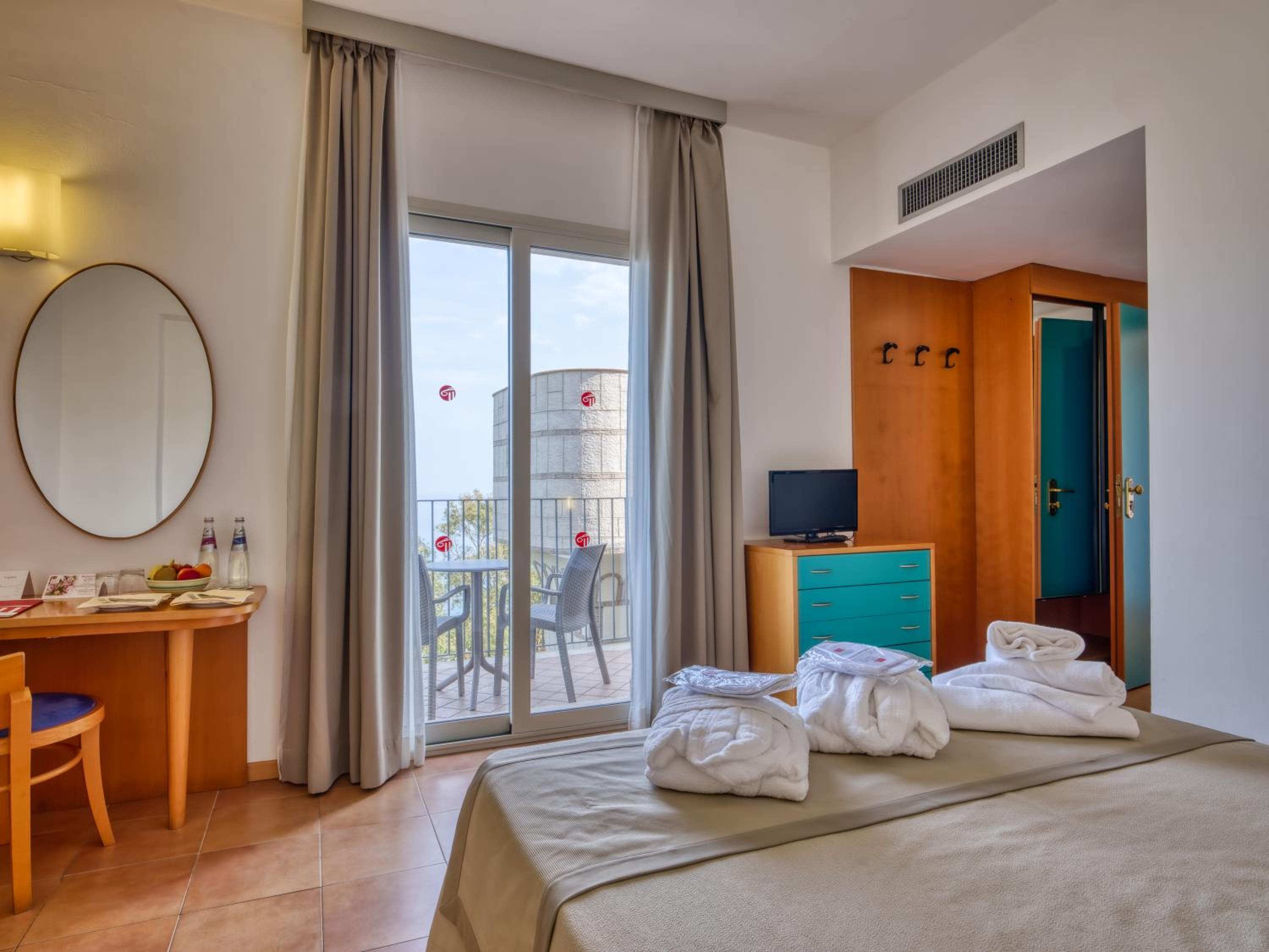Standard Double/Twin Room - Photo 17