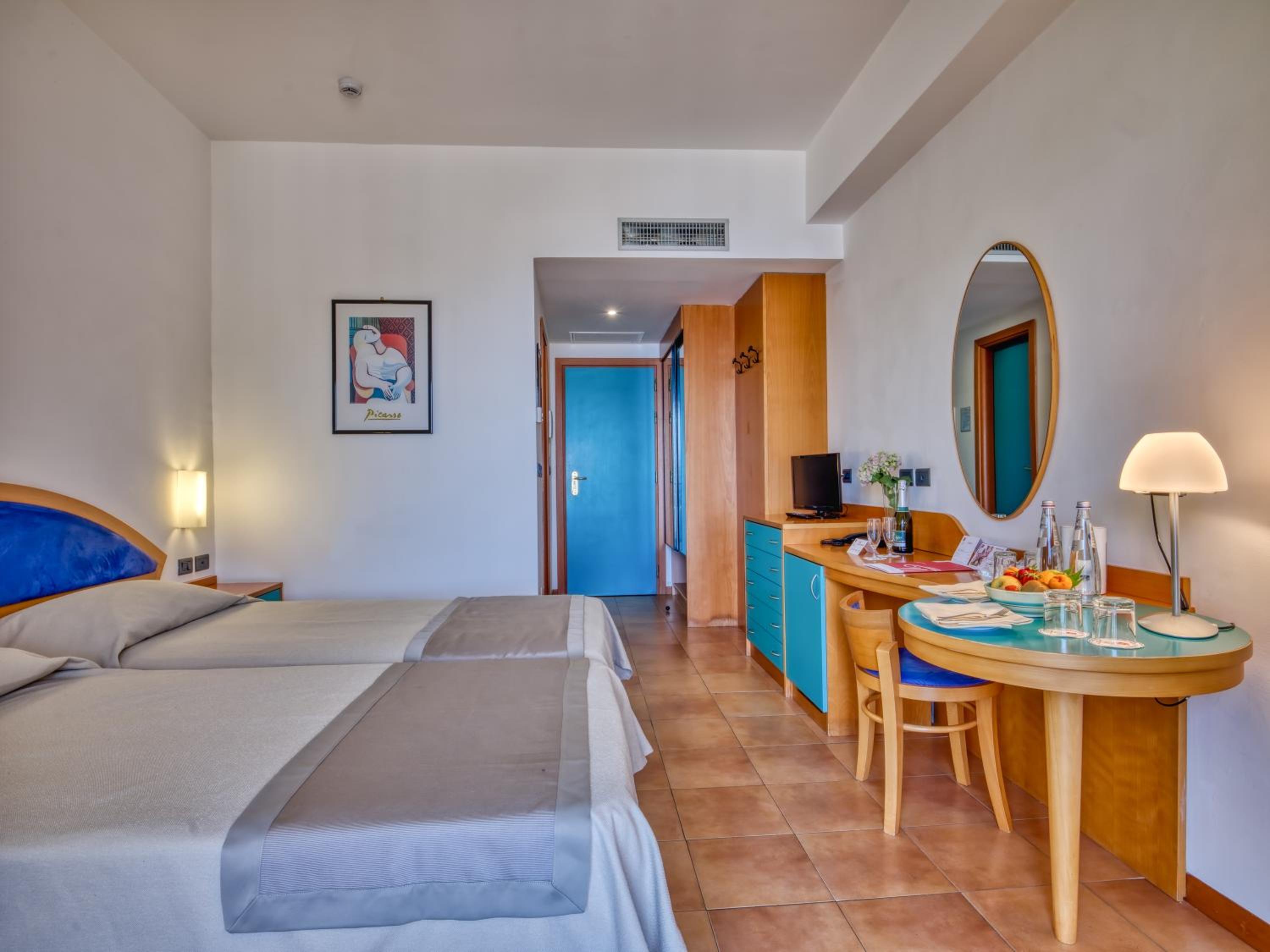 Standard Double/Twin Room - Photo 18