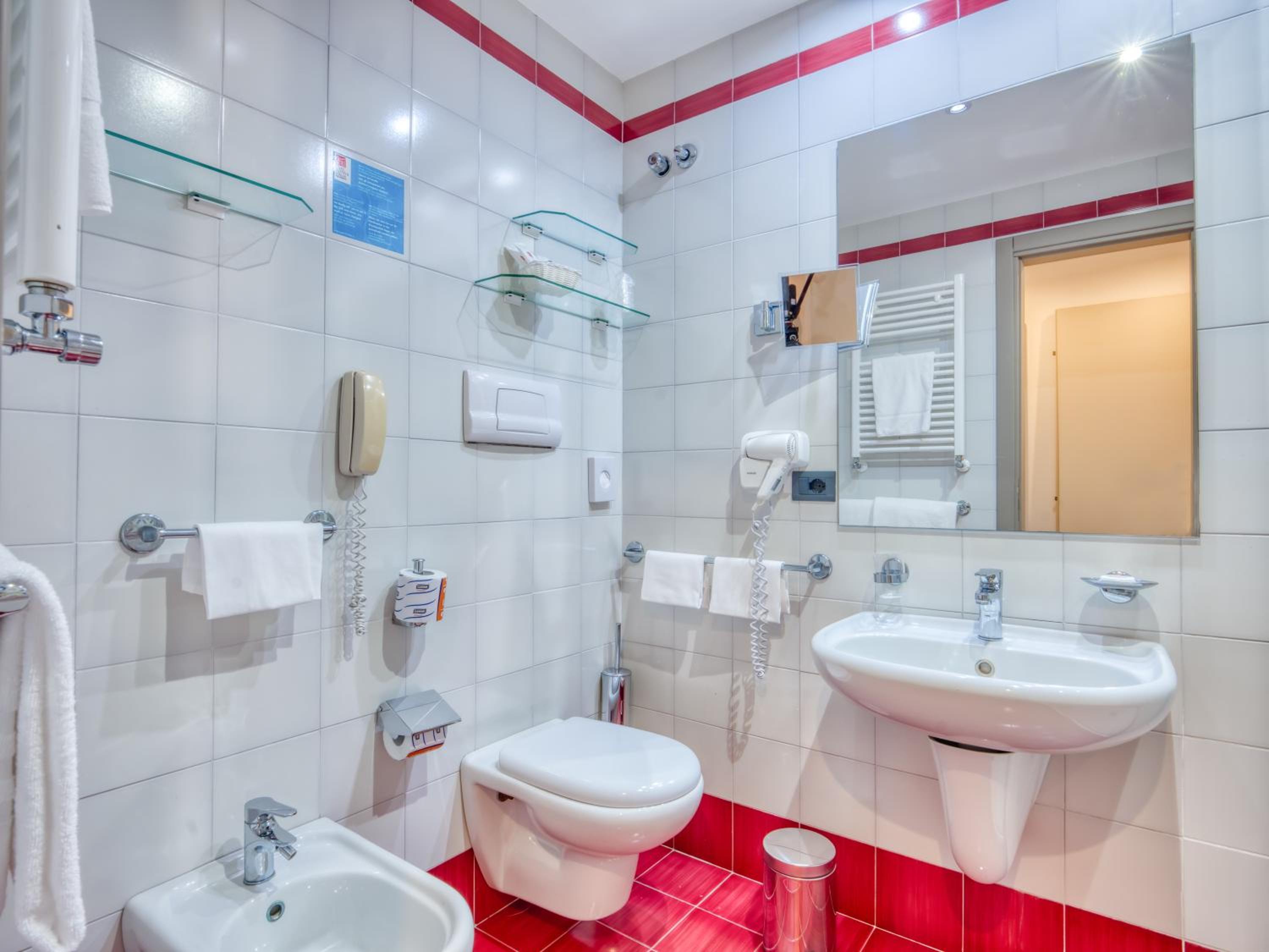 Double or Twin Room with Partial Sea View - Photo 13