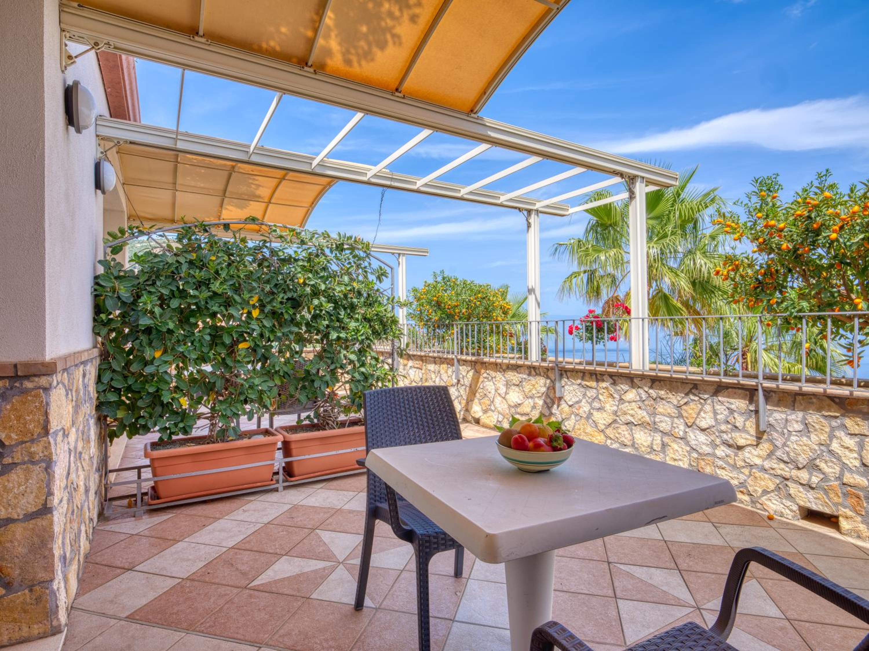 Double or Twin Room with Partial Sea View - Photo 18