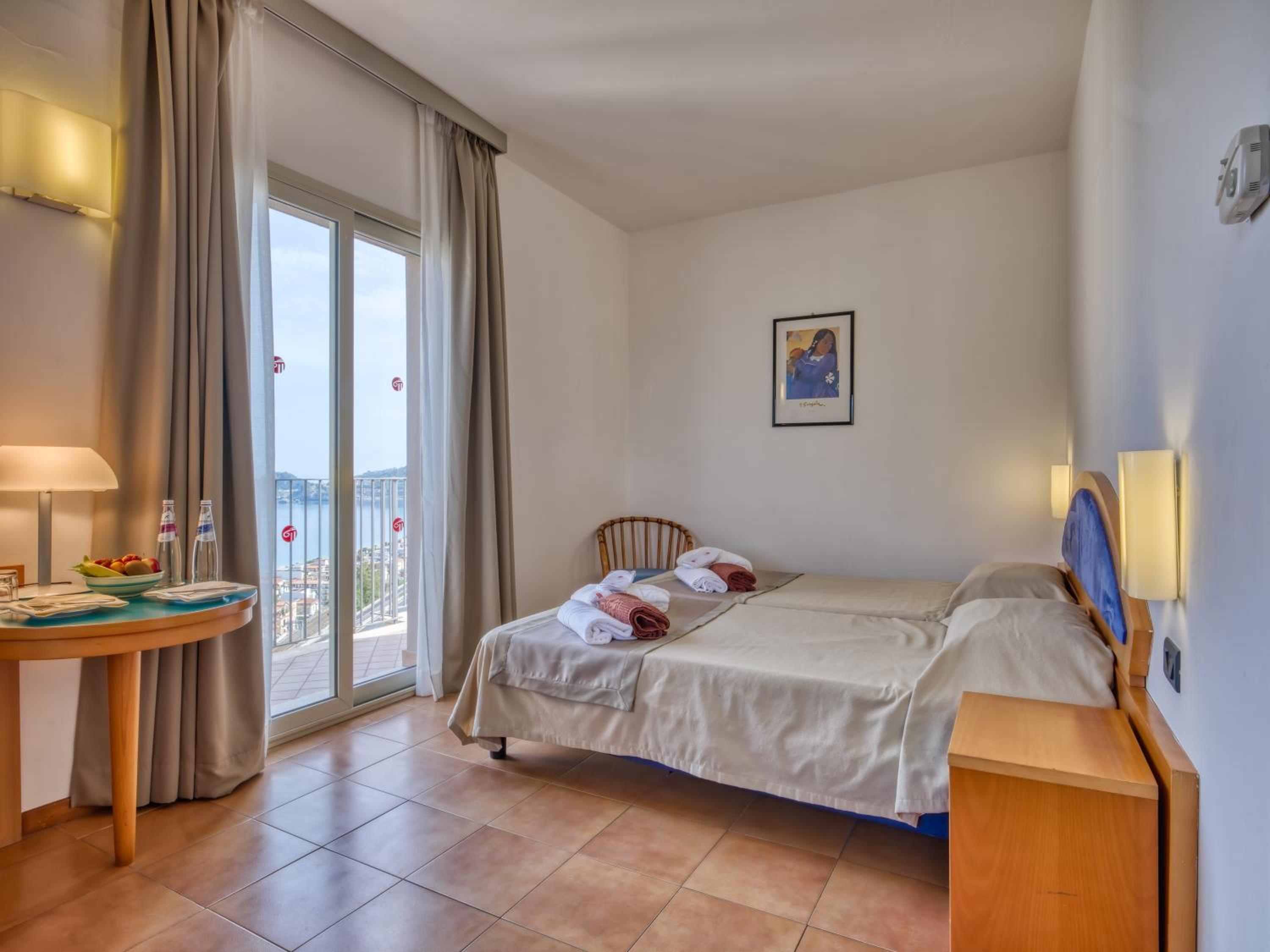 Double or Twin Room with Partial Sea View - Photo 15