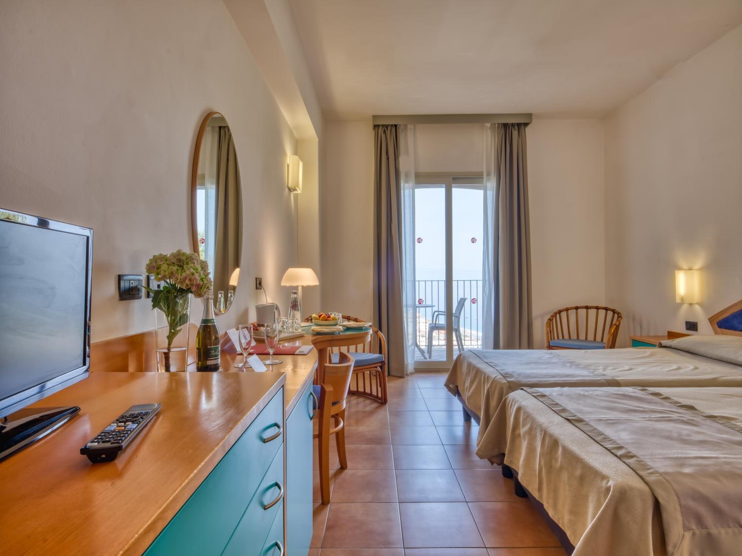 Double or Twin Room with Partial Sea View - Photo 14