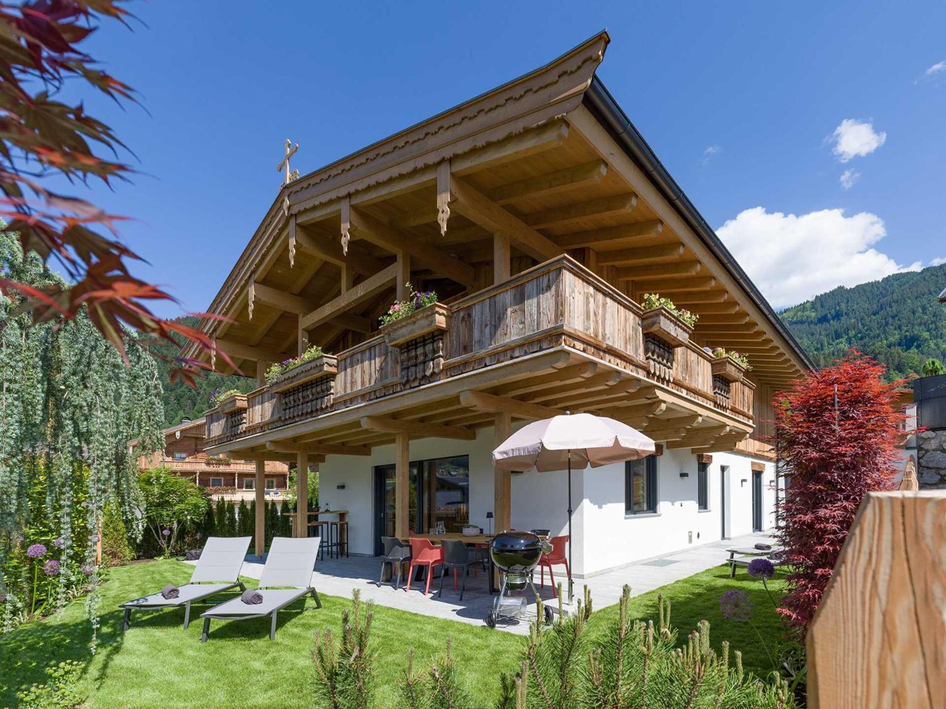 Five-Bedroom House photo 2