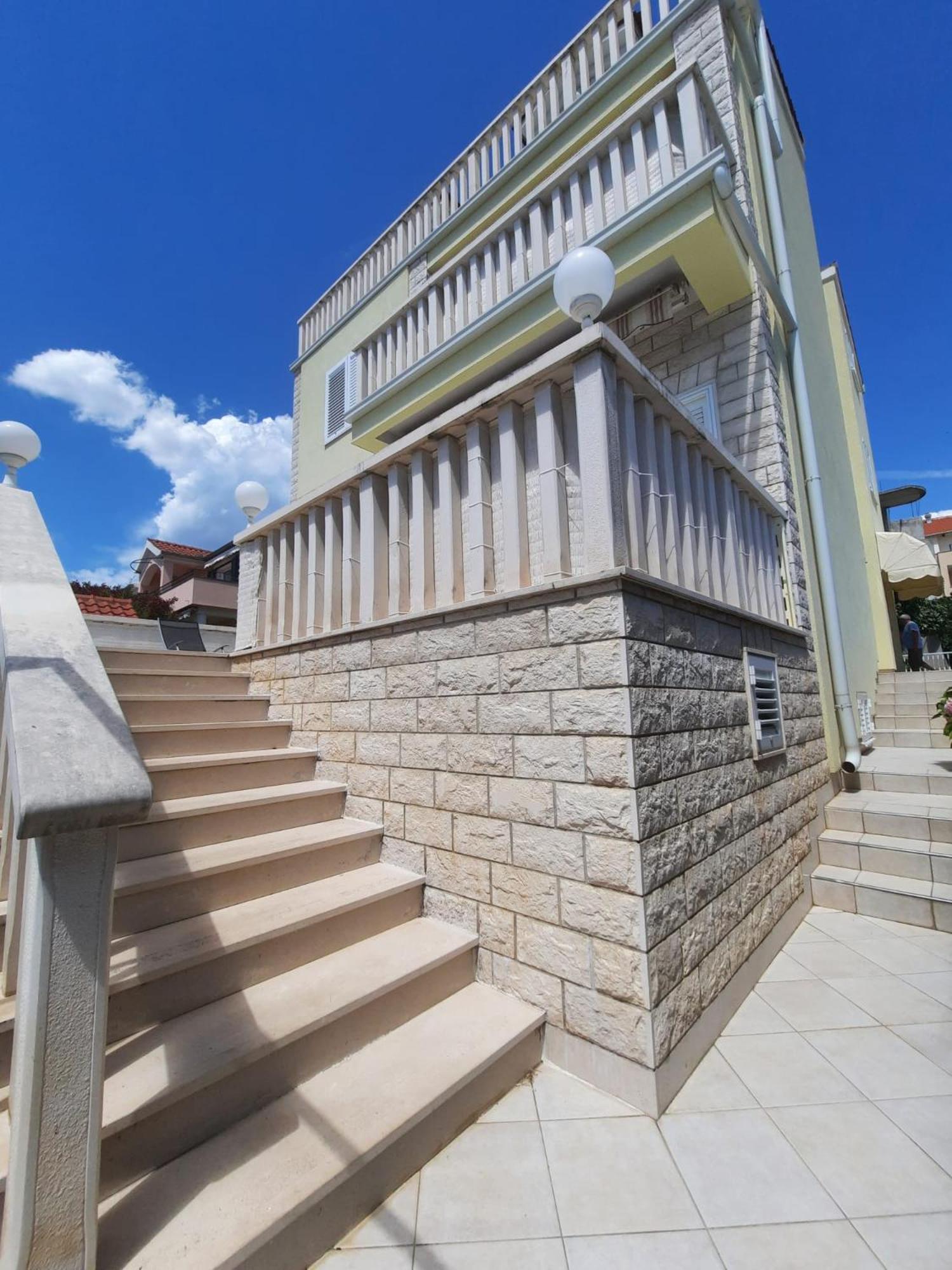One-Bedroom Apartment with Terrace - Photo 2