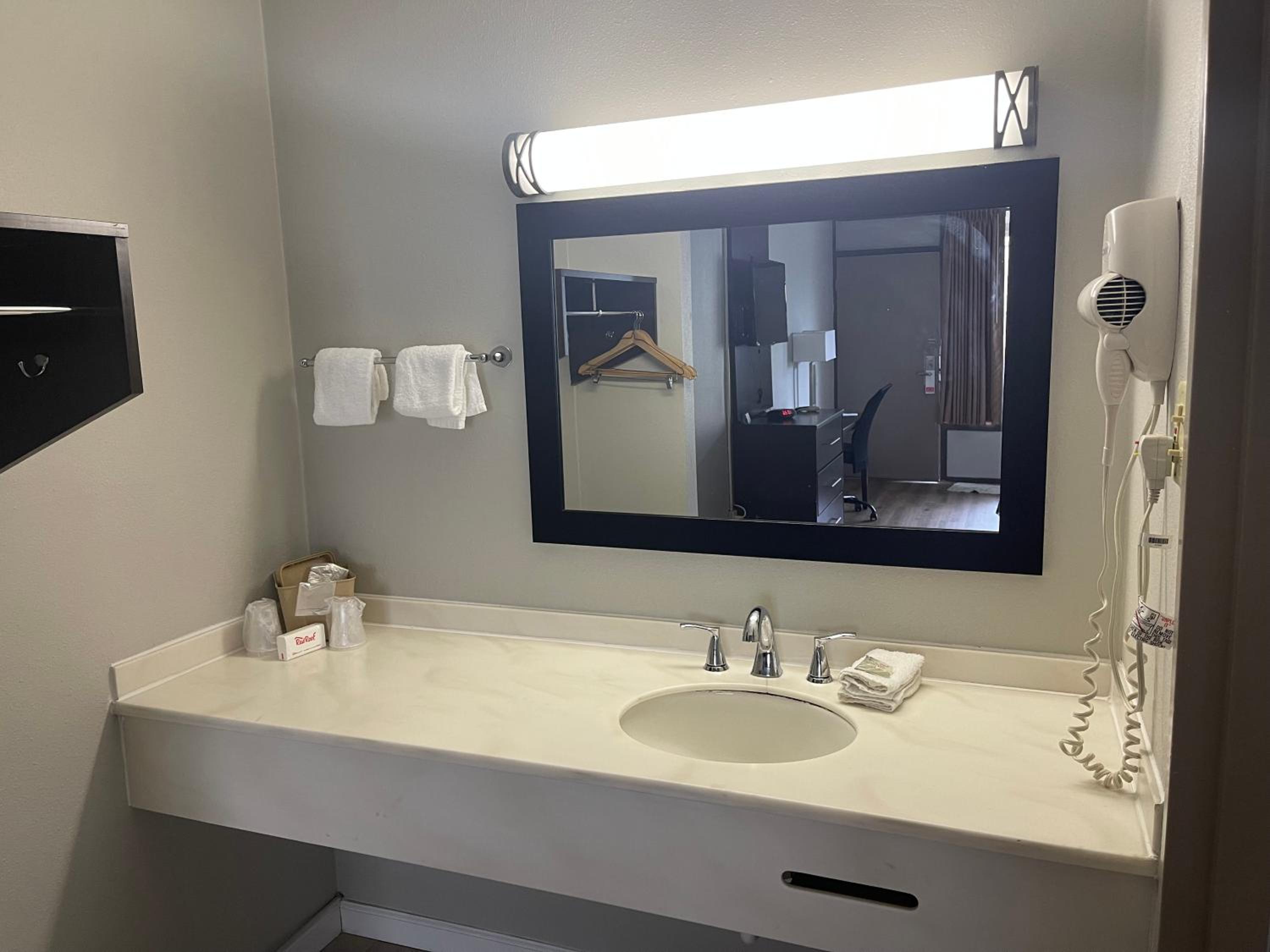 Superior King Room Disability Access Roll-In Shower Non-Smoking photo 3