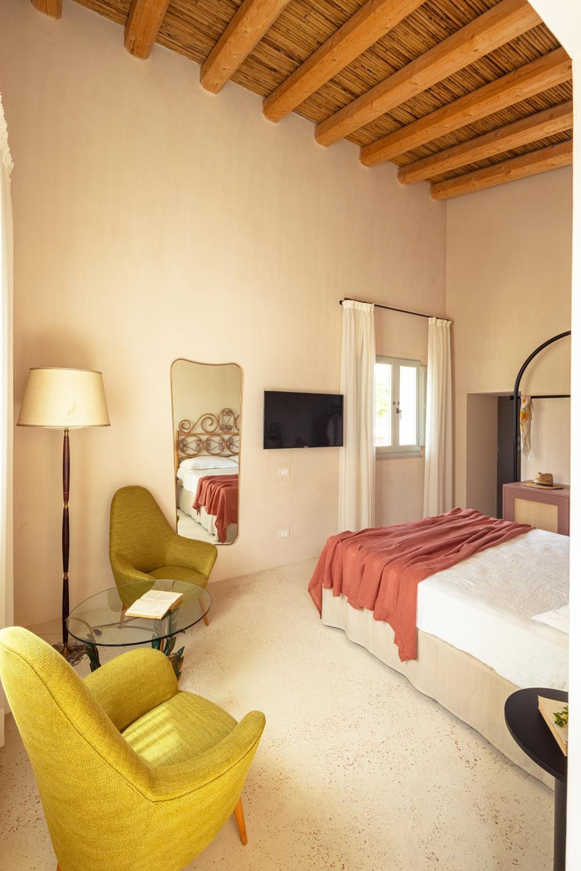 Deluxe Double Room with Bath photo 3