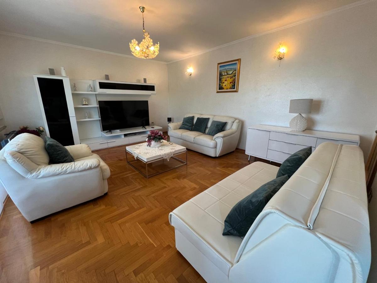 Three-Bedroom Holiday Home with Private Pool photo 2