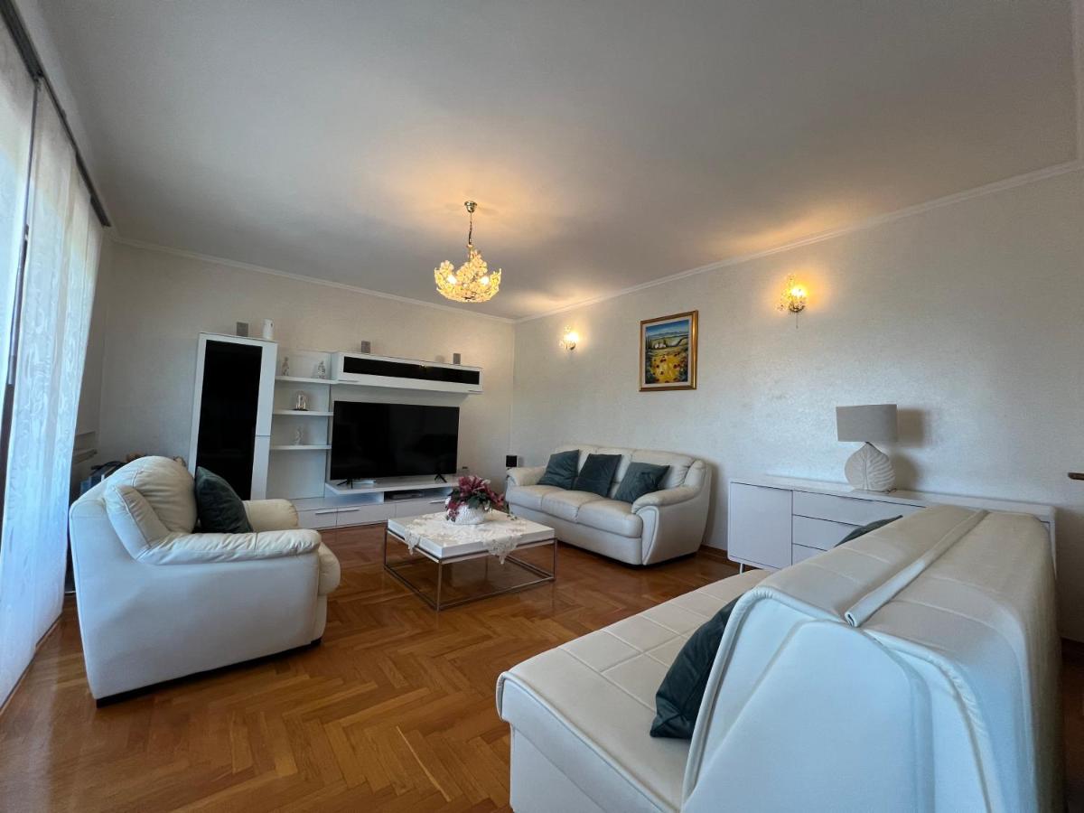 Three-Bedroom Holiday Home with Private Pool photo 3
