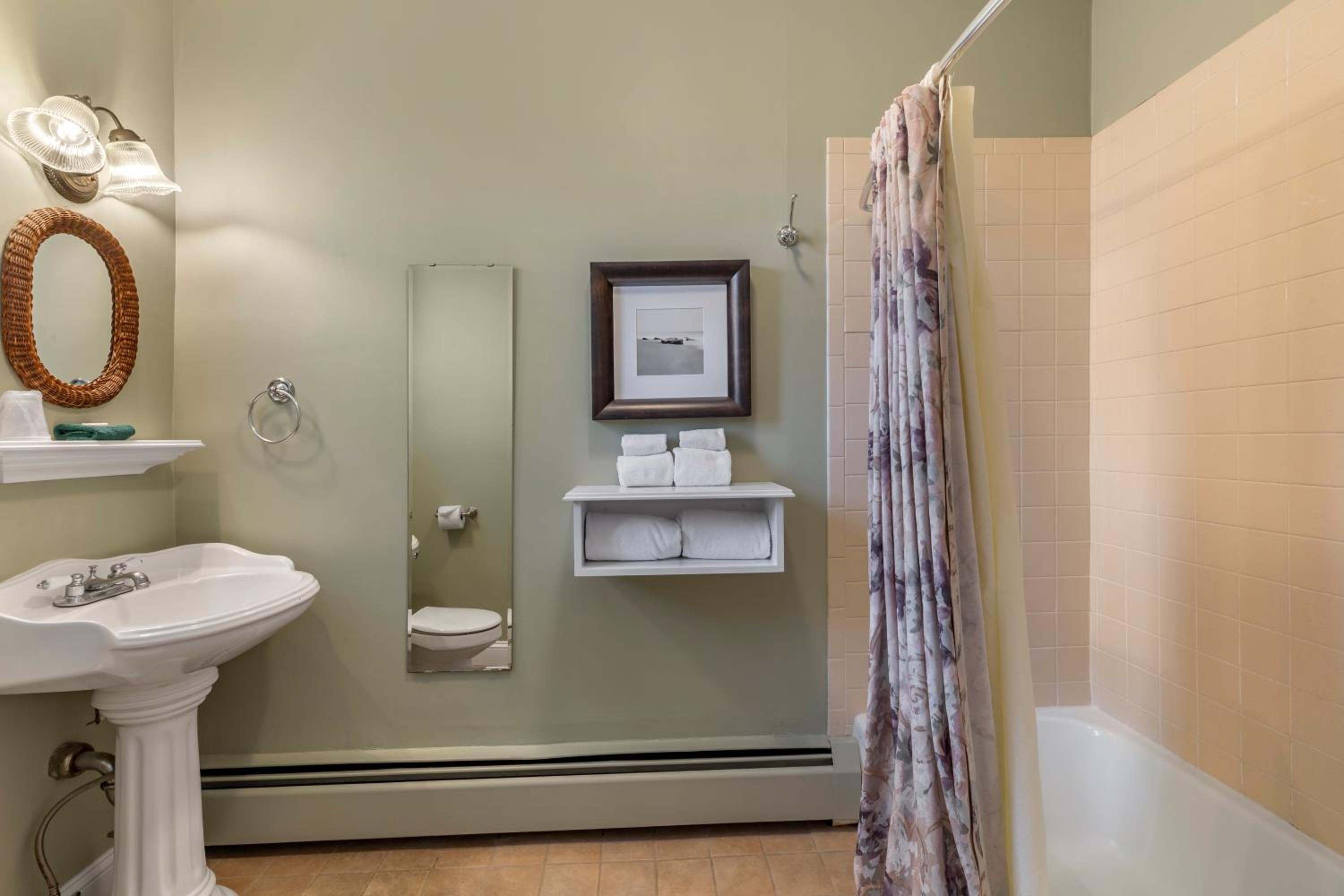 King Room - Non-Smoking - Photo 4
